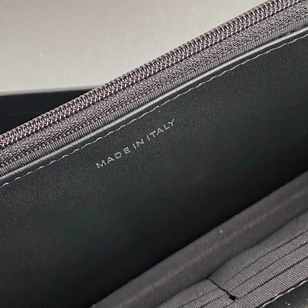 Xiaoxiang imported Italian patent leather calfskin Item No.: A0250 Price: 640 Size: w20×h13×d3.5cm Color: Black bright leather with silver steel mark