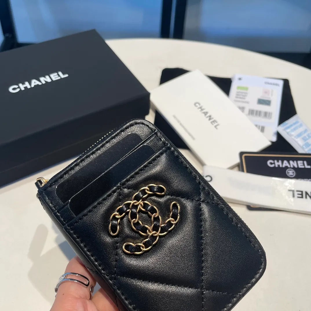 💰320😊Upgraded version💋🆕Ohanel new color🆕The latest zipper card holder with multiple card slots. The texture of goatskin is unparalleled. 😼The 19 series that is mainly recommended this season is a big rhombus with a strong retro style. I want to buy every color🧸 The logo is eye-catching and unique, the goatskin has a faint luster, and the temperament instantly ups and downs❣The fashionable style and style are also jointly created by Karl and Viard. The first series launched by the new artistic director will be a key recommendation of the brand from this year to next year, conveying the essence of the brand, with a full set of packaging 2701🍃size: 7.5*11cm