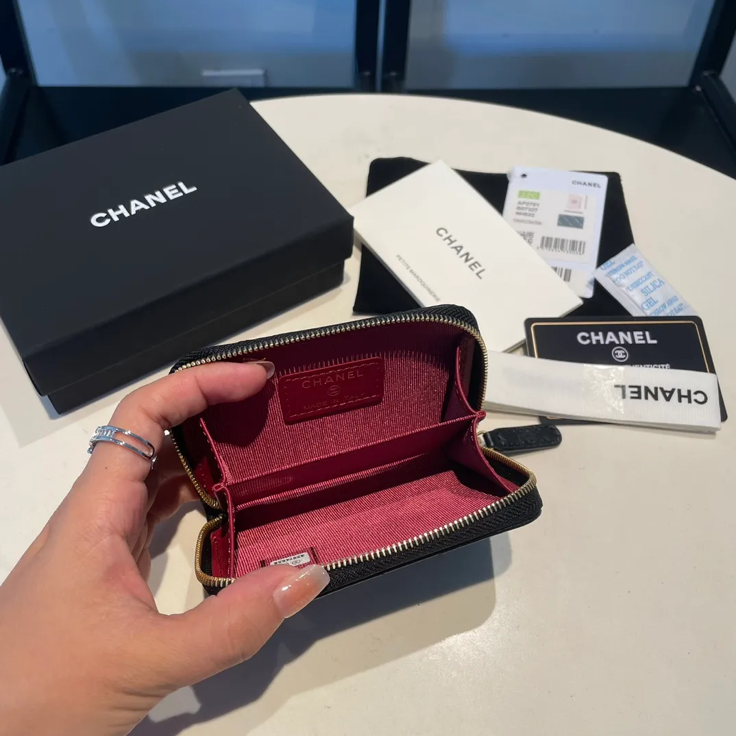 💰320😊Upgraded version💋🆕Ohanel new color🆕The latest zipper card holder with multiple card slots. The texture of goatskin is unparalleled. 😼The 19 series that is mainly recommended this season is a big rhombus with a strong retro style. I want to buy every color🧸 The logo is eye-catching and unique, the goatskin has a faint luster, and the temperament instantly ups and downs❣The fashionable style and style are also jointly created by Karl and Viard. The first series launched by the new artistic director will be a key recommendation of the brand from this year to next year, conveying the essence of the brand, with a full set of packaging 2701🍃size: 7.5*11cm
