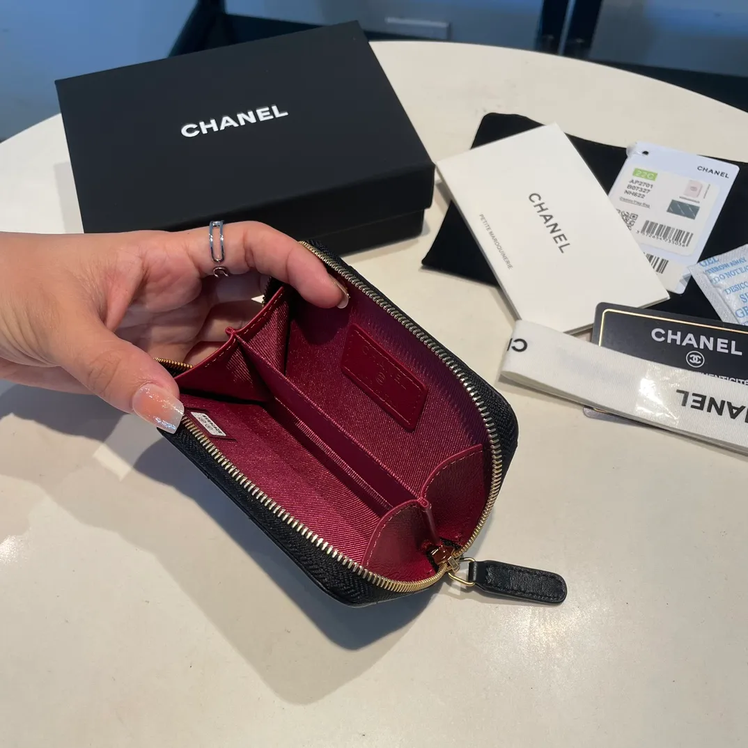 💰320😊Upgraded version💋🆕Ohanel new color🆕The latest zipper card holder with multiple card slots. The texture of goatskin is unparalleled. 😼The 19 series that is mainly recommended this season is a big rhombus with a strong retro style. I want to buy every color🧸 The logo is eye-catching and unique, the goatskin has a faint luster, and the temperament instantly ups and downs❣The fashionable style and style are also jointly created by Karl and Viard. The first series launched by the new artistic director will be a key recommendation of the brand from this year to next year, conveying the essence of the brand, with a full set of packaging 2701🍃size: 7.5*11cm