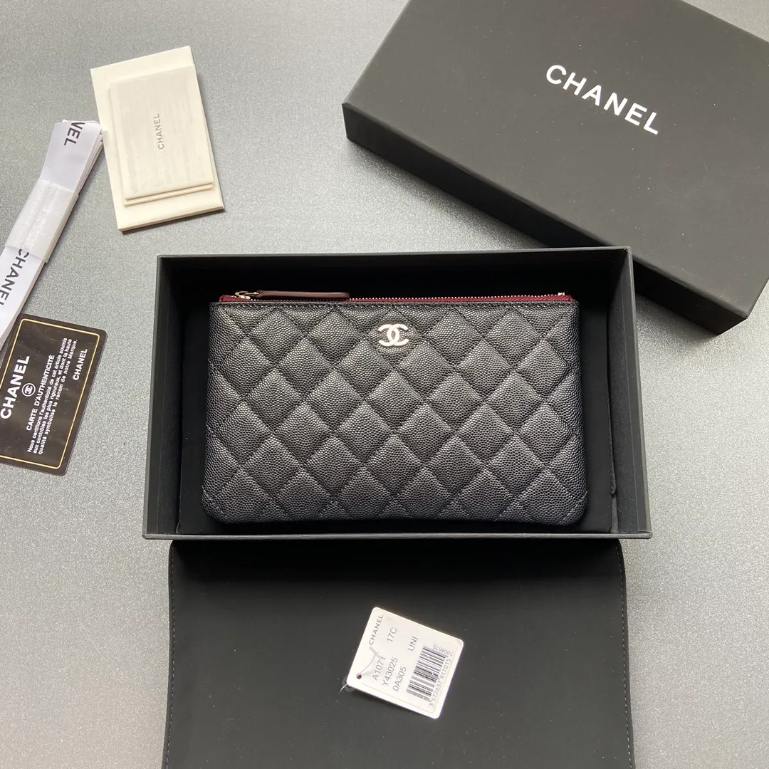 400💰Xiaoxiang imported Italian grained calfskin Item number: A1071 Size: w20×h12×d1.5 Color: black fine ball grain leather with silver steel mark