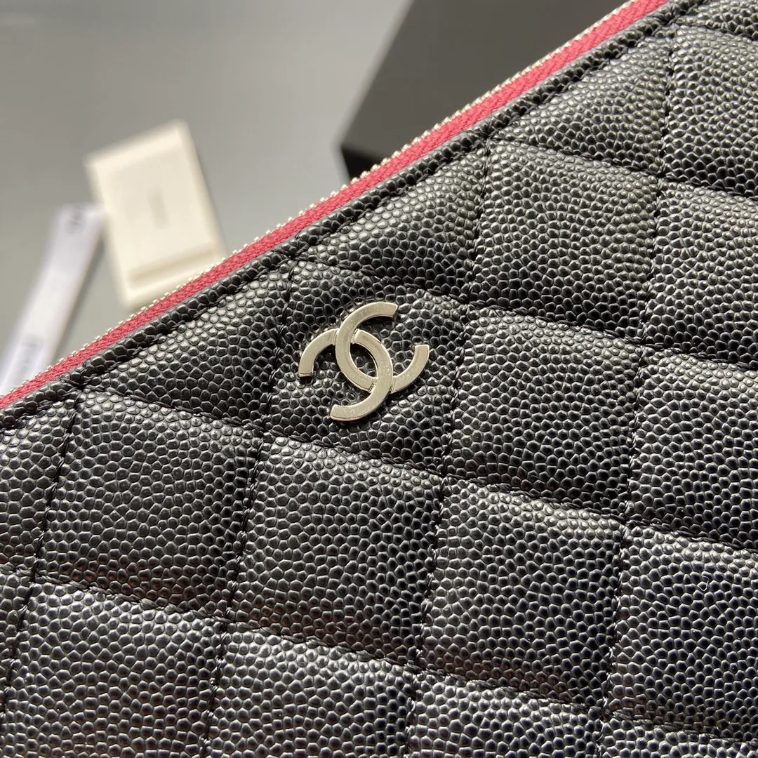 400💰Xiaoxiang imported Italian grained calfskin Item number: A1071 Size: w20×h12×d1.5 Color: black fine ball grain leather with silver steel mark