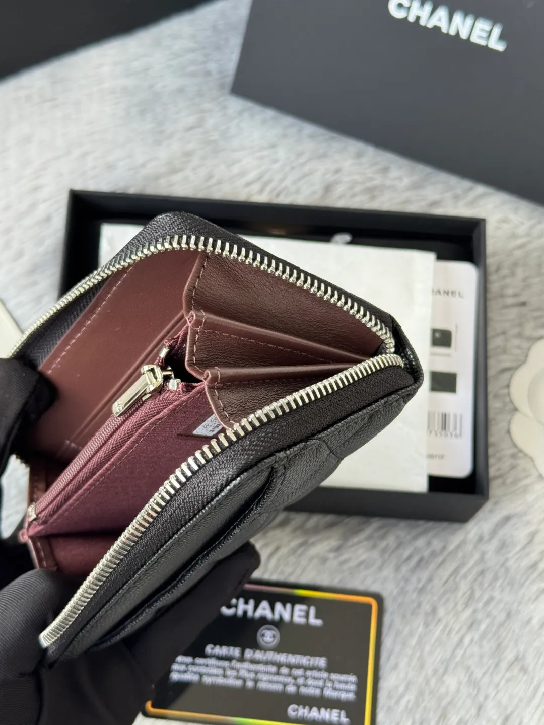 Medium size 💰360💰 finally arrived, chanel 25c oversized zipper bag with zipper inside. First place to eat melon. Large black gold cow coin purse with inner zipper. Made of caviar cowhide. Ginza sa is great. Enthusiastic and patient. I picked up a bunch of black gold card holders. There are several popular coin purses. I went for the L-shaped zipper coin purse. I tried it on the spot. My nails are a little difficult to insert cards. The 25c model is enlarged and looks great. The upgraded version is very practical. Buy it quickly! chanel25c chanel coin purse chanel card holder card holder recommended zipper coin purse chanel number: 3686 (0112) 25c size: 12*5cmx8cmx2cm