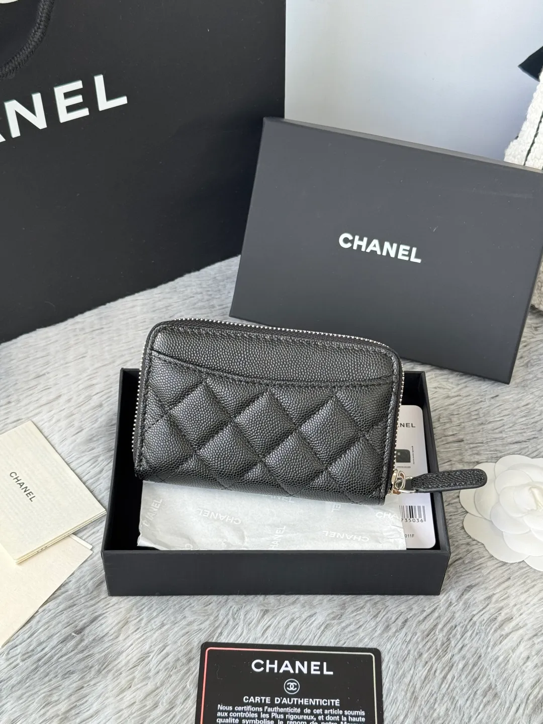 Medium size 💰360💰 finally arrived, chanel 25c oversized zipper bag with zipper inside. First place to eat melon. Large black gold cow coin purse with inner zipper. Made of caviar cowhide. Ginza sa is great. Enthusiastic and patient. I picked up a bunch of black gold card holders. There are several popular coin purses. I went for the L-shaped zipper coin purse. I tried it on the spot. My nails are a little difficult to insert cards. The 25c model is enlarged and looks great. The upgraded version is very practical. Buy it quickly! chanel25c chanel coin purse chanel card holder card holder recommended zipper coin purse chanel number: 3686 (0112) 25c size: 12*5cmx8cmx2cm