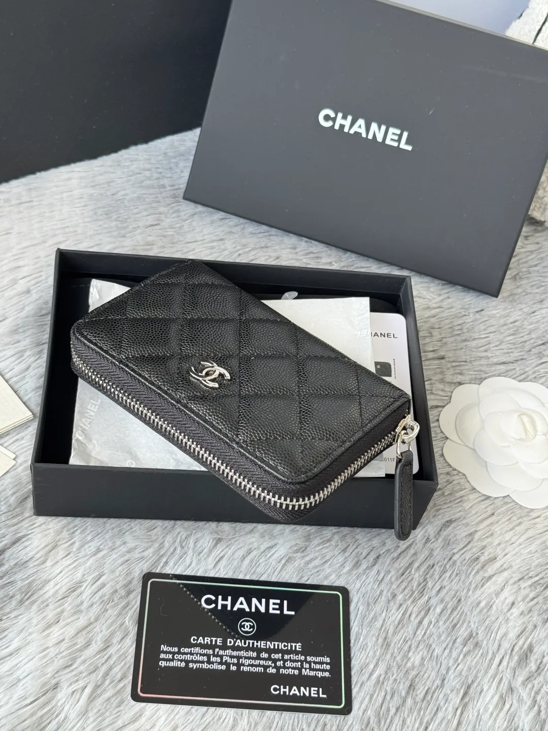 Medium size 💰360💰 finally arrived, chanel 25c oversized zipper bag with zipper inside. First place to eat melon. Large black gold cow coin purse with inner zipper. Made of caviar cowhide. Ginza sa is great. Enthusiastic and patient. I picked up a bunch of black gold card holders. There are several popular coin purses. I went for the L-shaped zipper coin purse. I tried it on the spot. My nails are a little difficult to insert cards. The 25c model is enlarged and looks great. The upgraded version is very practical. Buy it quickly! chanel25c chanel coin purse chanel card holder card holder recommended zipper coin purse chanel number: 3686 (0112) 25c size: 12*5cmx8cmx2cm