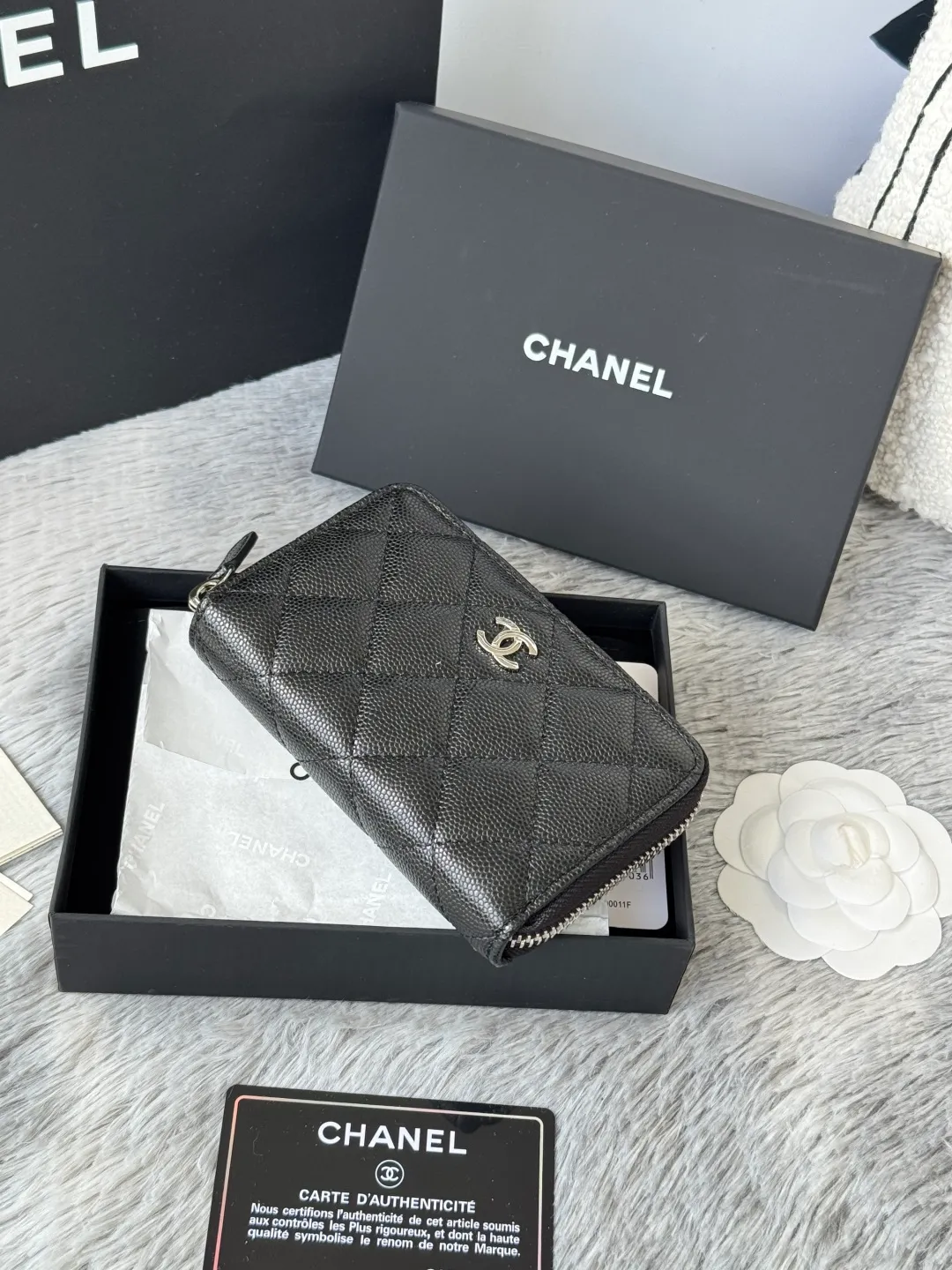 Medium size 💰360💰 finally arrived, chanel 25c oversized zipper bag with zipper inside. First place to eat melon. Large black gold cow coin purse with inner zipper. Made of caviar cowhide. Ginza sa is great. Enthusiastic and patient. I picked up a bunch of black gold card holders. There are several popular coin purses. I went for the L-shaped zipper coin purse. I tried it on the spot. My nails are a little difficult to insert cards. The 25c model is enlarged and looks great. The upgraded version is very practical. Buy it quickly! chanel25c chanel coin purse chanel card holder card holder recommended zipper coin purse chanel number: 3686 (0112) 25c size: 12*5cmx8cmx2cm