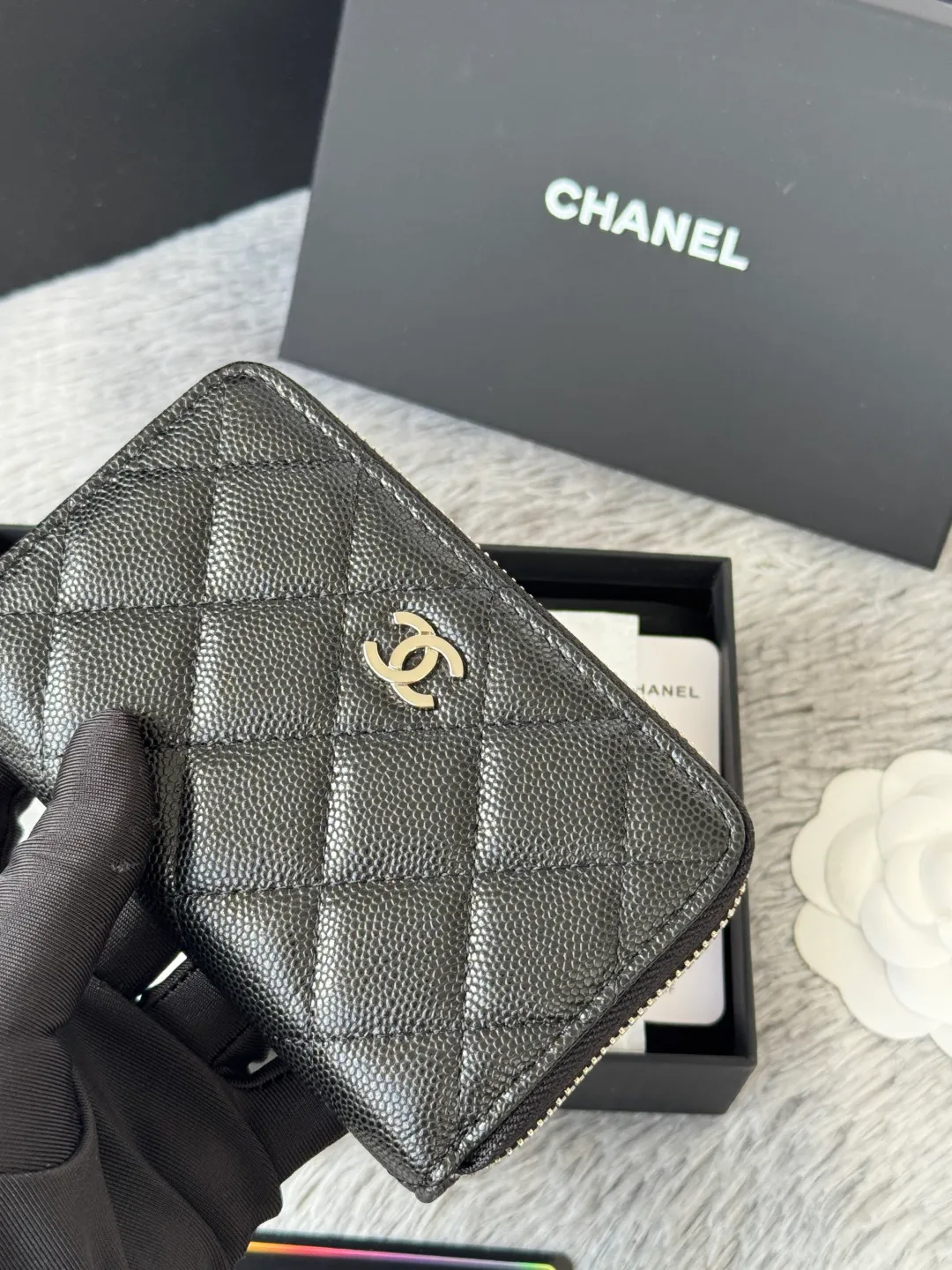 Medium size 💰360💰 finally arrived, chanel 25c oversized zipper bag with zipper inside. First place to eat melon. Large black gold cow coin purse with inner zipper. Made of caviar cowhide. Ginza sa is great. Enthusiastic and patient. I picked up a bunch of black gold card holders. There are several popular coin purses. I went for the L-shaped zipper coin purse. I tried it on the spot. My nails are a little difficult to insert cards. The 25c model is enlarged and looks great. The upgraded version is very practical. Buy it quickly! chanel25c chanel coin purse chanel card holder card holder recommended zipper coin purse chanel number: 3686 (0112) 25c size: 12*5cmx8cmx2cm