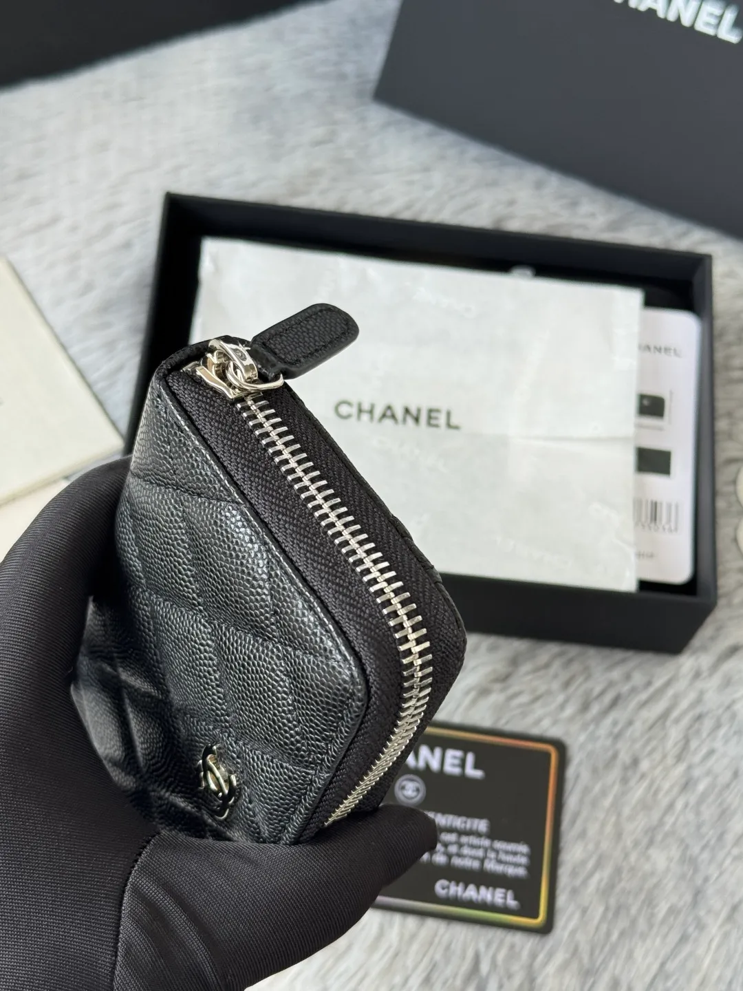 Medium size 💰360💰 finally arrived, chanel 25c oversized zipper bag with zipper inside. First place to eat melon. Large black gold cow coin purse with inner zipper. Made of caviar cowhide. Ginza sa is great. Enthusiastic and patient. I picked up a bunch of black gold card holders. There are several popular coin purses. I went for the L-shaped zipper coin purse. I tried it on the spot. My nails are a little difficult to insert cards. The 25c model is enlarged and looks great. The upgraded version is very practical. Buy it quickly! chanel25c chanel coin purse chanel card holder card holder recommended zipper coin purse chanel number: 3686 (0112) 25c size: 12*5cmx8cmx2cm