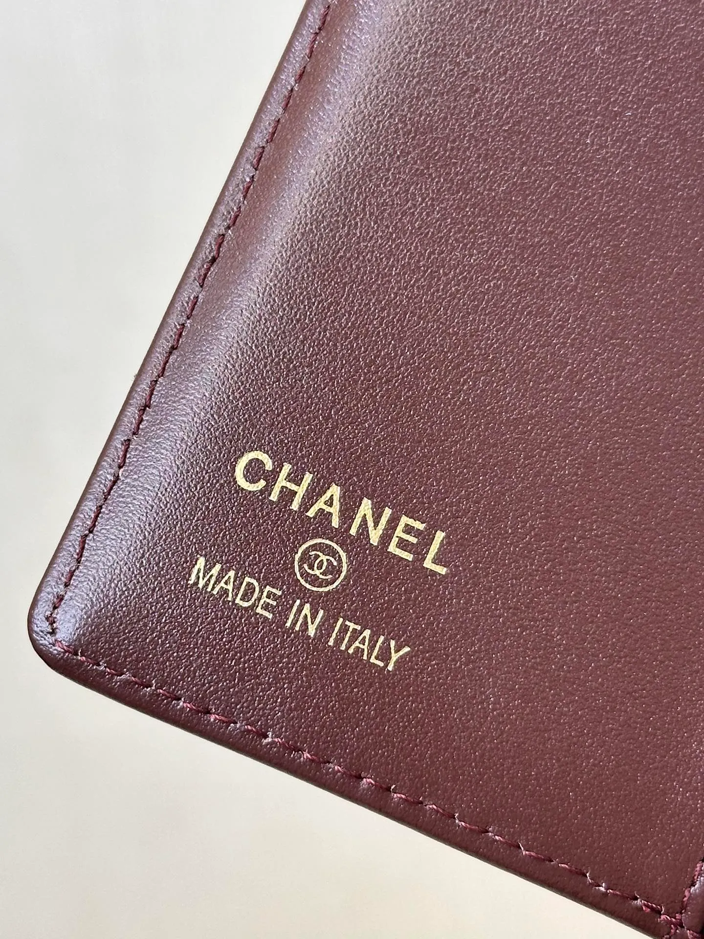 96066 The outer opening and closing part is decorated with classic silver double Cs and 24K real gold plating, which is smooth and delicate! Feel free to compare any details!  The interior is made of burgundy calfskin. The leather has a glossy feel and a clear and delicate texture. It has various card slots on the side and an anti-counterfeiting code design on the inside.