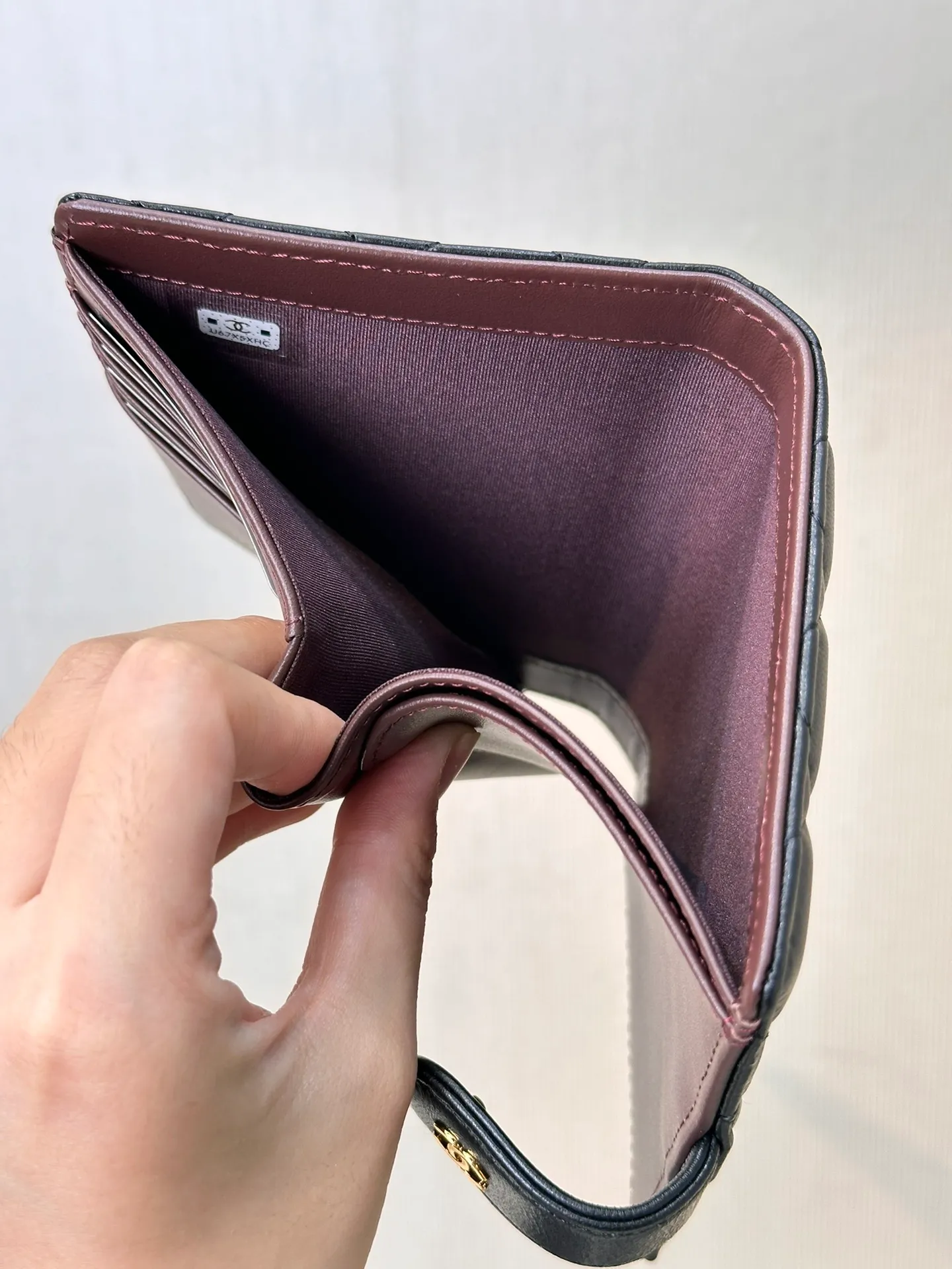 96066 The outer opening and closing part is decorated with classic silver double Cs and 24K real gold plating, which is smooth and delicate! Feel free to compare any details!  The interior is made of burgundy calfskin. The leather has a glossy feel and a clear and delicate texture. It has various card slots on the side and an anti-counterfeiting code design on the inside.