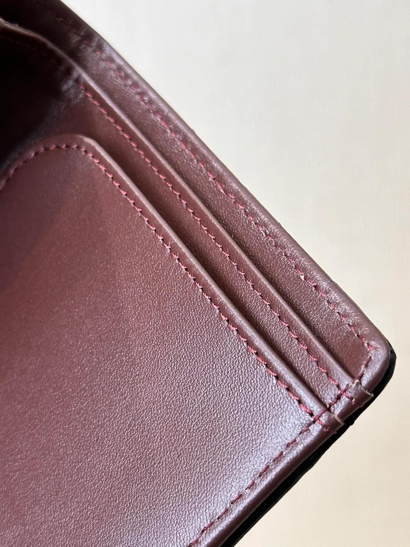 96066 The outer opening and closing part is decorated with classic silver double Cs and 24K real gold plating, which is smooth and delicate! Feel free to compare any details!  The interior is made of burgundy calfskin. The leather has a glossy feel and a clear and delicate texture. It has various card slots on the side and an anti-counterfeiting code design on the inside.