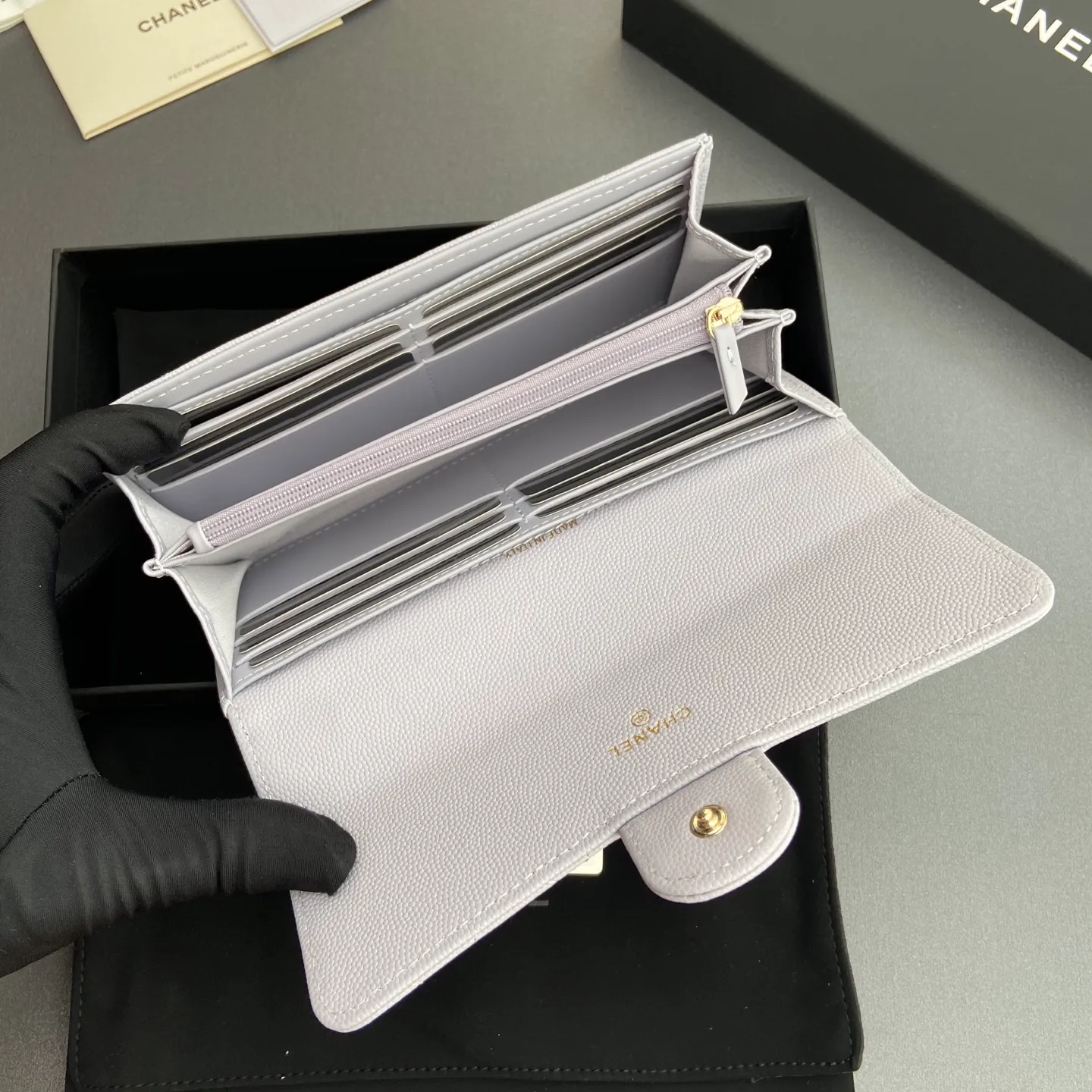 Xiaoxiang imported Italian grained calfskin Item number: A80758 Price: 460 Size: w19×h10.5×3cm Color: Light purple fine ball grain leather Golden steel mark