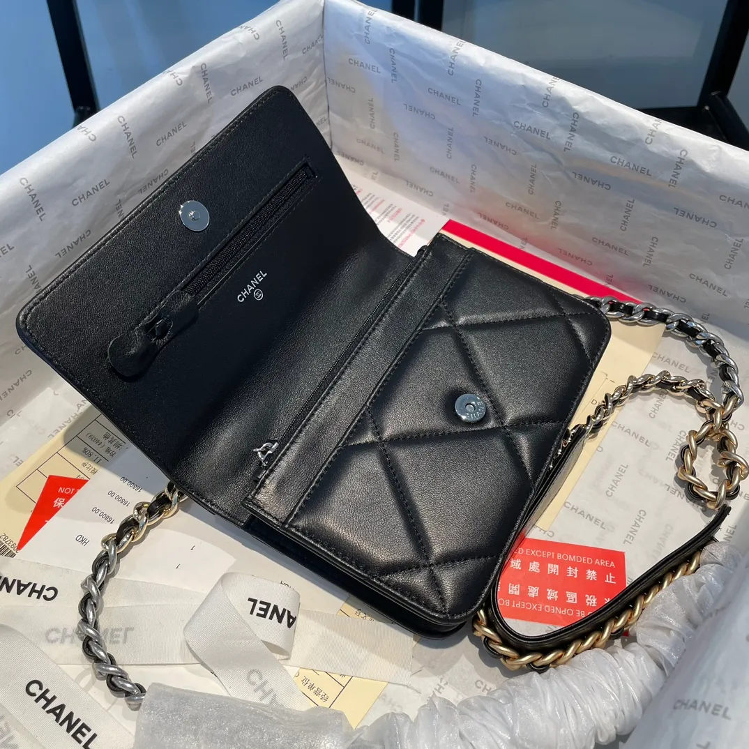 💰980😊 Upgraded version💋🆕 Ohanel new color🆕The latest small satchel bag woc fortune bag. The texture of goatskin is invincible. 😼The 19 series bags that are mainly recommended this season are big diamonds with a strong retro style👝I want to buy them in every color🧸It is also karl and viard Co-created together, the first series launched by the new artistic director will be a key recommendation of the brand from this year to next year, conveying the essence of the brand, super large diamond pattern, leather chain CC buckle, 3 different metals and multiple matching and wearing methods, which is also a key point that distinguishes this handbag from other classic styles. Different wearing methods express different fashion attitudes, play with the whole total look, and carry out fashionable style and style, with a full set of packaging 0957🍃size：19*12.5cm