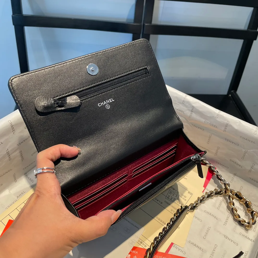 💰980😊 Upgraded version💋🆕 Ohanel new color🆕The latest small satchel bag woc fortune bag. The texture of goatskin is invincible. 😼The 19 series bags that are mainly recommended this season are big diamonds with a strong retro style👝I want to buy them in every color🧸It is also karl and viard Co-created together, the first series launched by the new artistic director will be a key recommendation of the brand from this year to next year, conveying the essence of the brand, super large diamond pattern, leather chain CC buckle, 3 different metals and multiple matching and wearing methods, which is also a key point that distinguishes this handbag from other classic styles. Different wearing methods express different fashion attitudes, play with the whole total look, and carry out fashionable style and style, with a full set of packaging 0957🍃size：19*12.5cm