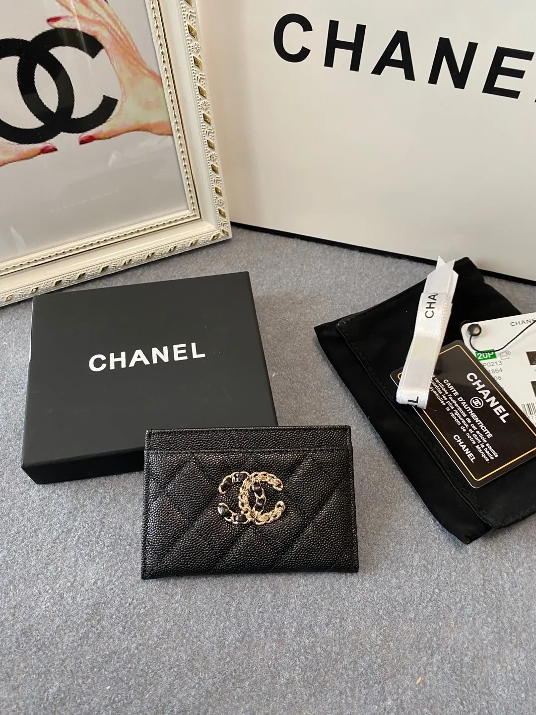 💰260😊Upgraded version💋2020 autumn and winter new style🆕 The latest thin card holder 💞12 colors, made of lychee fine ball-grained cowhide, with a larger logo than the previous classic model, with half leather and half gold chain design, exquisite and special 😉 This season’s main series, every color is what you want to buy 🧸The logo is eye-catching, unique and western, and the temperament is instantly uplifting up❣Fashionable style and style are also co-created by Karl and Viard. The first series launched by the new art director will be a key recommendation of the brand from this year to next year, conveying the essence of the brand 1831🍃size: 7.5*11cm