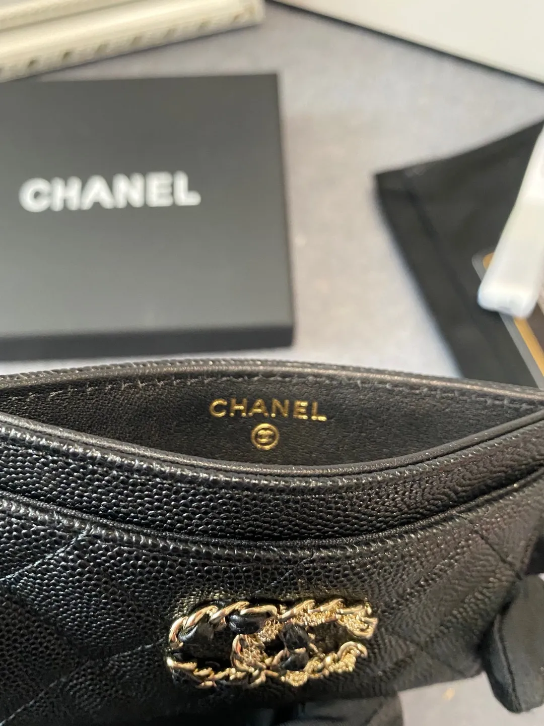 💰260😊Upgraded version💋2020 autumn and winter new style🆕 The latest thin card holder 💞12 colors, made of lychee fine ball-grained cowhide, with a larger logo than the previous classic model, with half leather and half gold chain design, exquisite and special 😉 This season’s main series, every color is what you want to buy 🧸The logo is eye-catching, unique and western, and the temperament is instantly uplifting up❣Fashionable style and style are also co-created by Karl and Viard. The first series launched by the new art director will be a key recommendation of the brand from this year to next year, conveying the essence of the brand 1831🍃size: 7.5*11cm