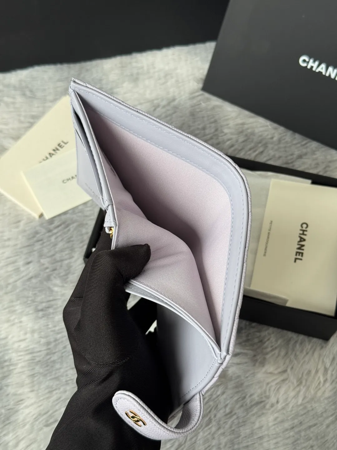 💰440💰4050 New product launched Passport wallet 2-in-1 passport holder that can hold cash, credit card and passport. CHANEL multifunctional passport holder, original quality, imported caviar, cowhide, color as shown in the picture, exclusive real shot, this design may also enter the classic series in the future. Style number: AP6392 Size: 15*10*3cm.