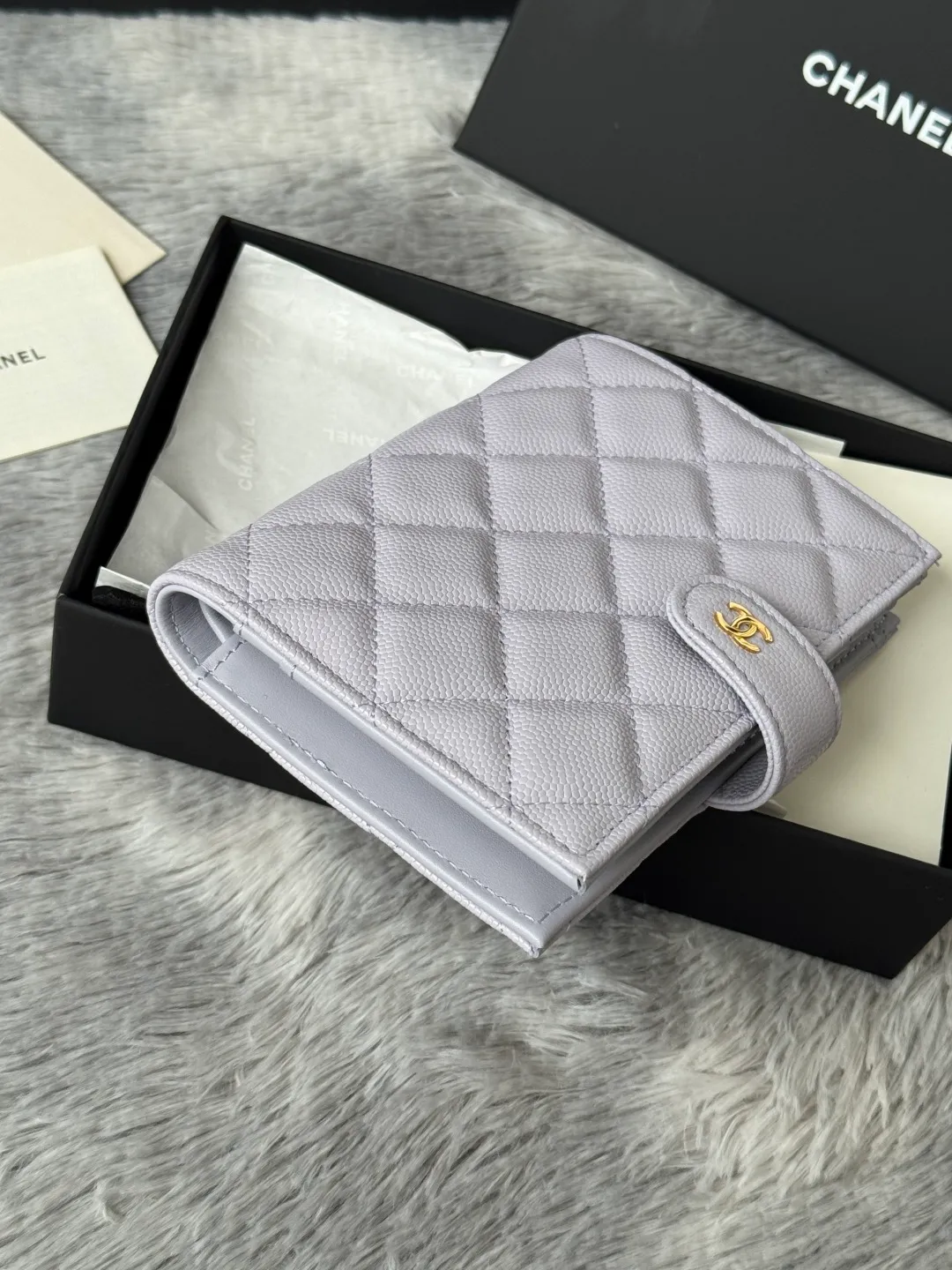 💰440💰4050 New product launched Passport wallet 2-in-1 passport holder that can hold cash, credit card and passport. CHANEL multifunctional passport holder, original quality, imported caviar, cowhide, color as shown in the picture, exclusive real shot, this design may also enter the classic series in the future. Style number: AP6392 Size: 15*10*3cm.
