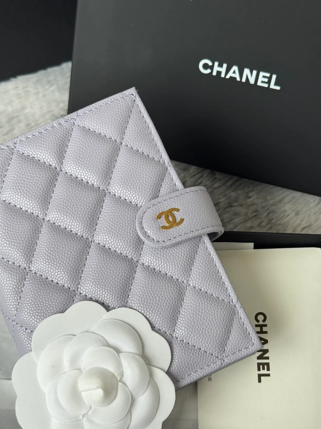 💰440💰4050 New product launched Passport wallet 2-in-1 passport holder that can hold cash, credit card and passport. CHANEL multifunctional passport holder, original quality, imported caviar, cowhide, color as shown in the picture, exclusive real shot, this design may also enter the classic series in the future. Style number: AP6392 Size: 15*10*3cm.