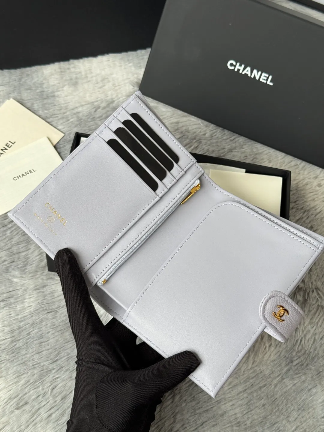 💰440💰4050 New product launched Passport wallet 2-in-1 passport holder that can hold cash, credit card and passport. CHANEL multifunctional passport holder, original quality, imported caviar, cowhide, color as shown in the picture, exclusive real shot, this design may also enter the classic series in the future. Style number: AP6392 Size: 15*10*3cm.