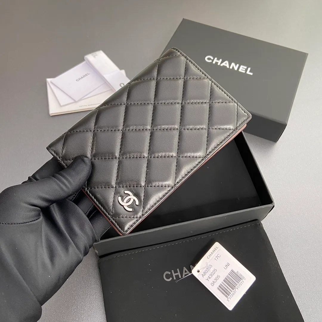 [Special grade hardware original leather] ¥300 Xiaoxiang passport holder series Quilted card holder with iconic metal logo Silver tone metal hardware, special Italian imported leather 4 card slots, 1 passport holder Number: 80385 Size: w10×h15×d2cm