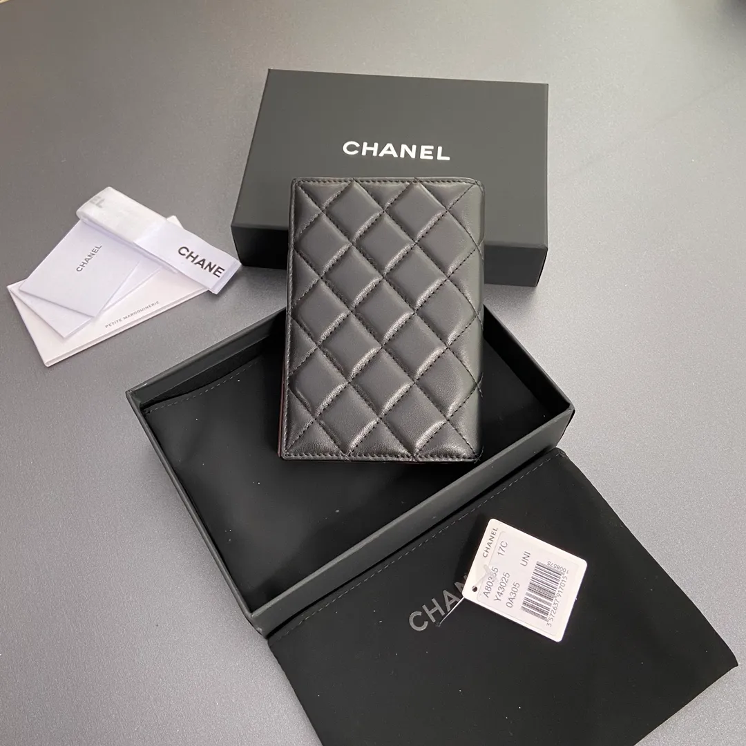 [Special grade hardware original leather] ¥300 Xiaoxiang passport holder series Quilted card holder with iconic metal logo Silver tone metal hardware, special Italian imported leather 4 card slots, 1 passport holder Number: 80385 Size: w10×h15×d2cm