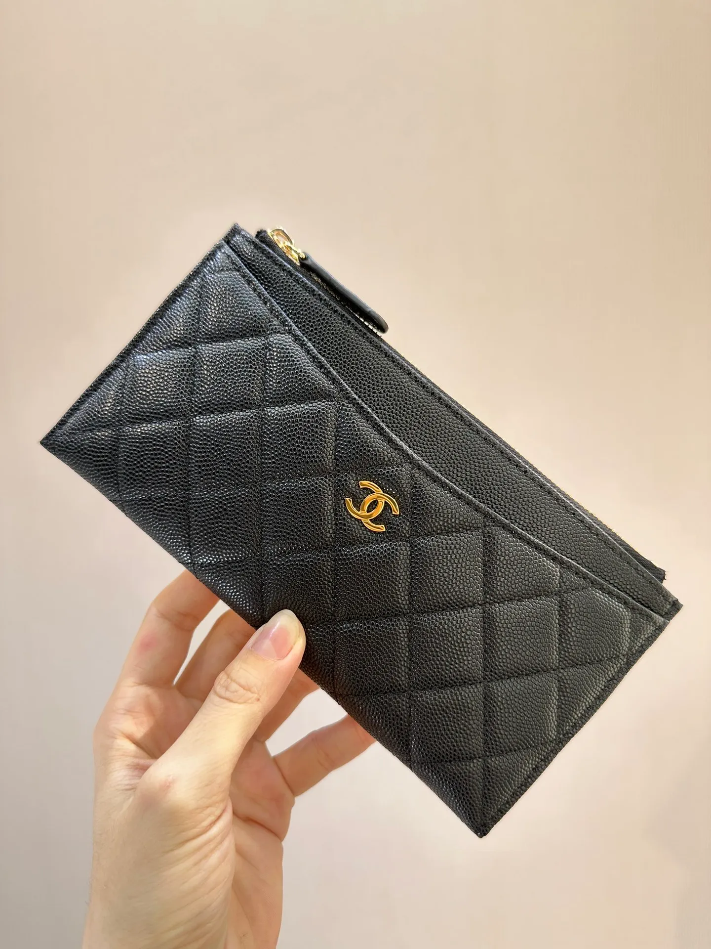 84107 Black Taurus! 380💰 The texture of sheepskin and caviar cowhide is definitely worth buying! This model has a retro and classic design, and a pure Chanel feel~ It has become the favorite of many female friends who like Chanel! !