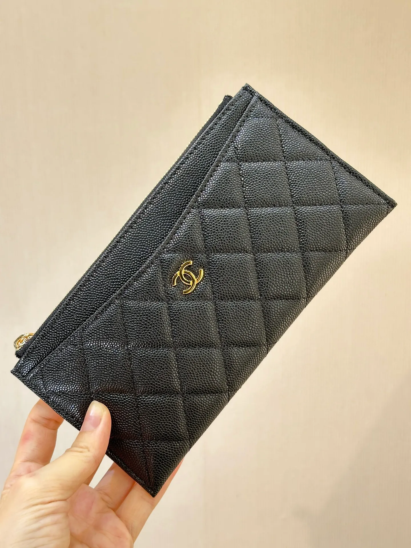 84107 Black Taurus! 380💰 The texture of sheepskin and caviar cowhide is definitely worth buying! This model has a retro and classic design, and a pure Chanel feel~ It has become the favorite of many female friends who like Chanel! !