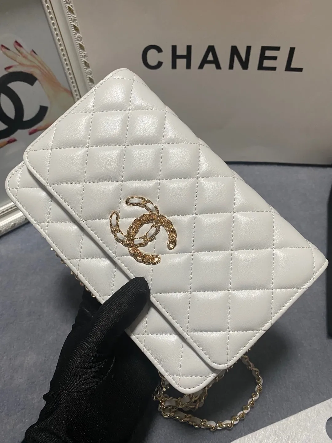 The hot model Chane AP3588 2020 new sheepskin woc, I love it so much! At first glance, you can tell that the logo is larger than the classic model. Half of it is made of leather and half of it is made of gold chain. It is very delicate. Don’t worry about the capacity. It can fit everything. Size 19cm💰800