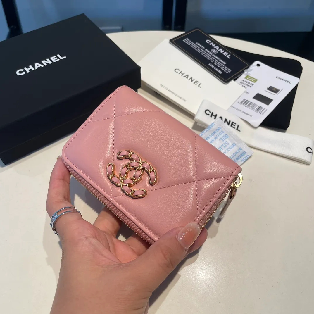 💰300😊 Upgraded version💋🆕 Ohanel new color🆕The latest zipper card holder, the texture of goatskin is invincible 😼The 19 series mainly promoted this season is the big rhombus, with a strong retro style👝Is there anyone who wants to buy each color🧸 The logo is eye-catching and unique, the goatskin has a light luster, and the temperament instantly ups and downs❣The fashionable style and style are also jointly created by Karl and Viard. The first series launched by the new artistic director will be a key recommendation of the brand from this year to next year, conveying the essence of the brand, with a full set of packaging 0945🍃size: 11.5*8cm