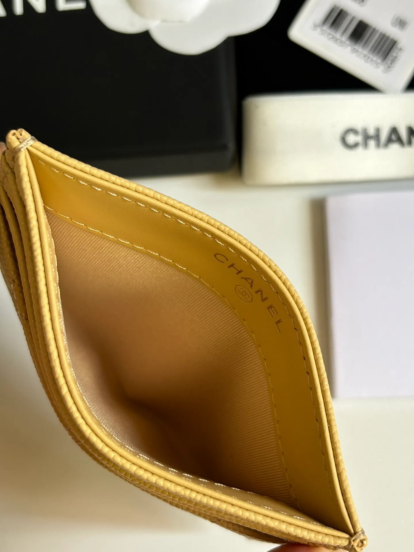💰240 new product CH@NEL card holder has arrived💦This card holder adds a few more card slots based on the old model, making it more practical. It has original quality and beautiful details. Model No. AP8944, size 11*8*1cm.