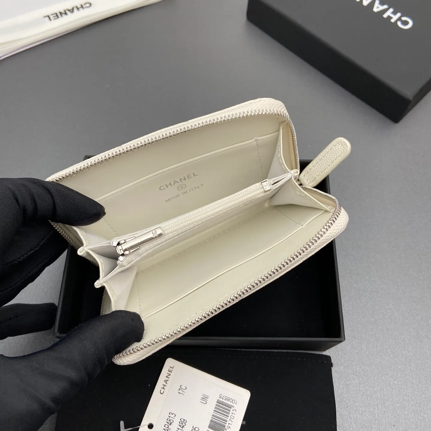 25b new series caviar cowhide with stars ⭐logo shiny blingblibg~zipper bag card holder series 6 card slots, 1 zipper bag Item number: A 4813 Price: 360 Size: w13×h8.5×d2cm Color: white fine ball pattern silver star hardware