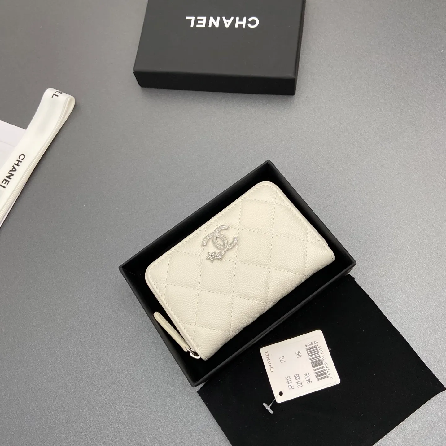 25b new series caviar cowhide with stars ⭐logo shiny blingblibg~zipper bag card holder series 6 card slots, 1 zipper bag Item number: A 4813 Price: 360 Size: w13×h8.5×d2cm Color: white fine ball pattern silver star hardware