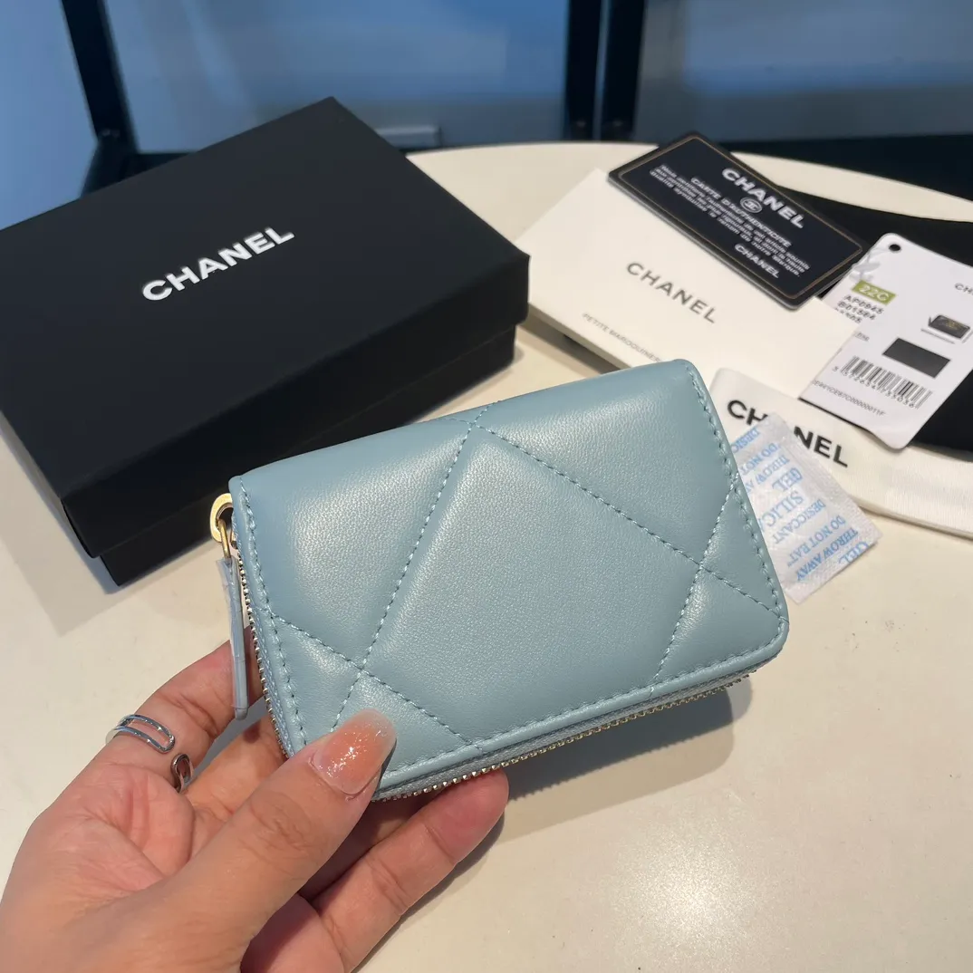 💰300😊 Upgraded version💋🆕 Ohanel new color🆕The latest zipper card holder, the texture of goatskin is invincible 😼The 19 series mainly promoted this season is the big rhombus, with a strong retro style👝Is there anyone who wants to buy each color🧸 The logo is eye-catching and unique, the goatskin has a light luster, and the temperament instantly ups and downs❣The fashionable style and style are also jointly created by Karl and Viard. The first series launched by the new artistic director will be a key recommendation of the brand from this year to next year, conveying the essence of the brand, with a full set of packaging 0945🍃size: 11.5*8cm