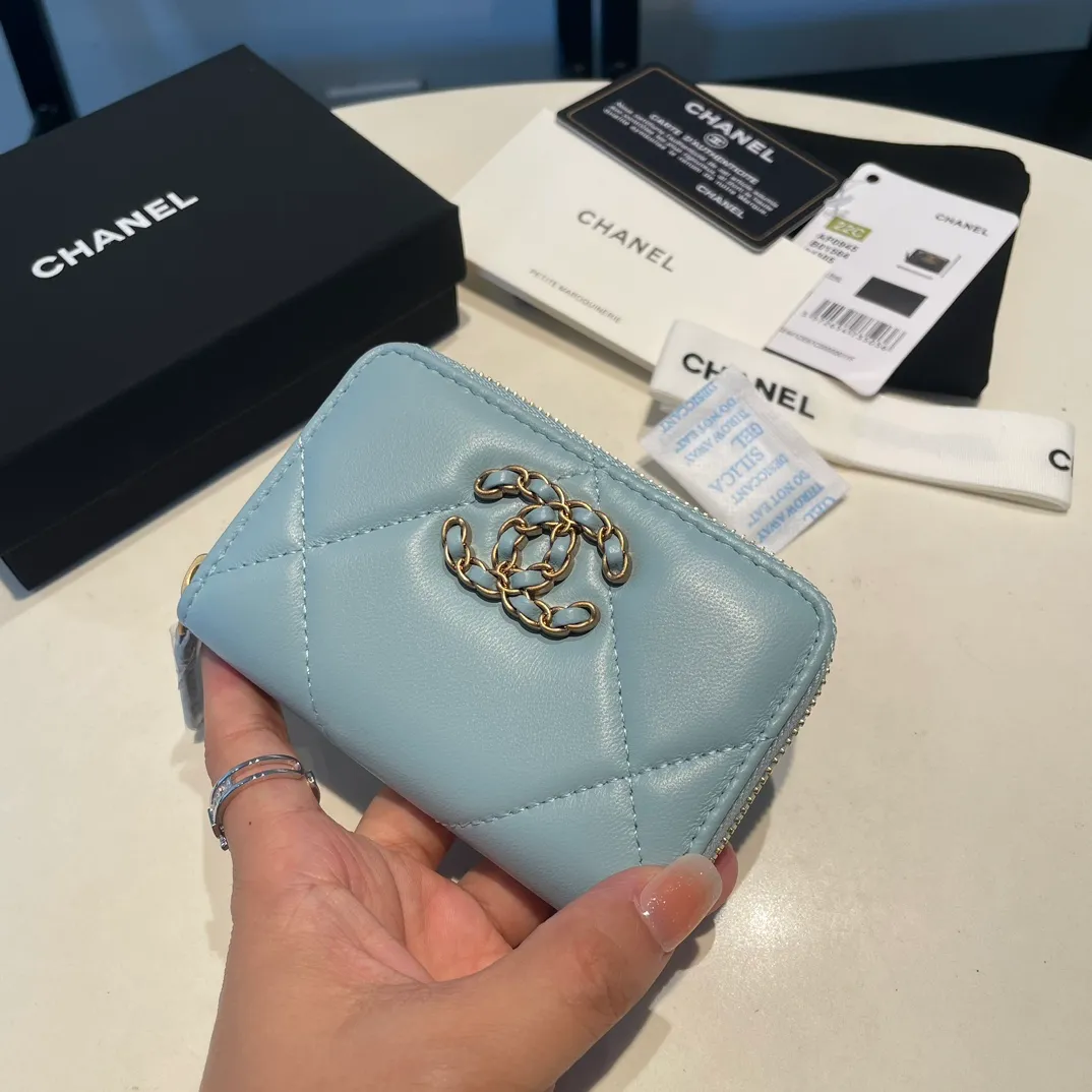💰300😊 Upgraded version💋🆕 Ohanel new color🆕The latest zipper card holder, the texture of goatskin is invincible 😼The 19 series mainly promoted this season is the big rhombus, with a strong retro style👝Is there anyone who wants to buy each color🧸 The logo is eye-catching and unique, the goatskin has a light luster, and the temperament instantly ups and downs❣The fashionable style and style are also jointly created by Karl and Viard. The first series launched by the new artistic director will be a key recommendation of the brand from this year to next year, conveying the essence of the brand, with a full set of packaging 0945🍃size: 11.5*8cm