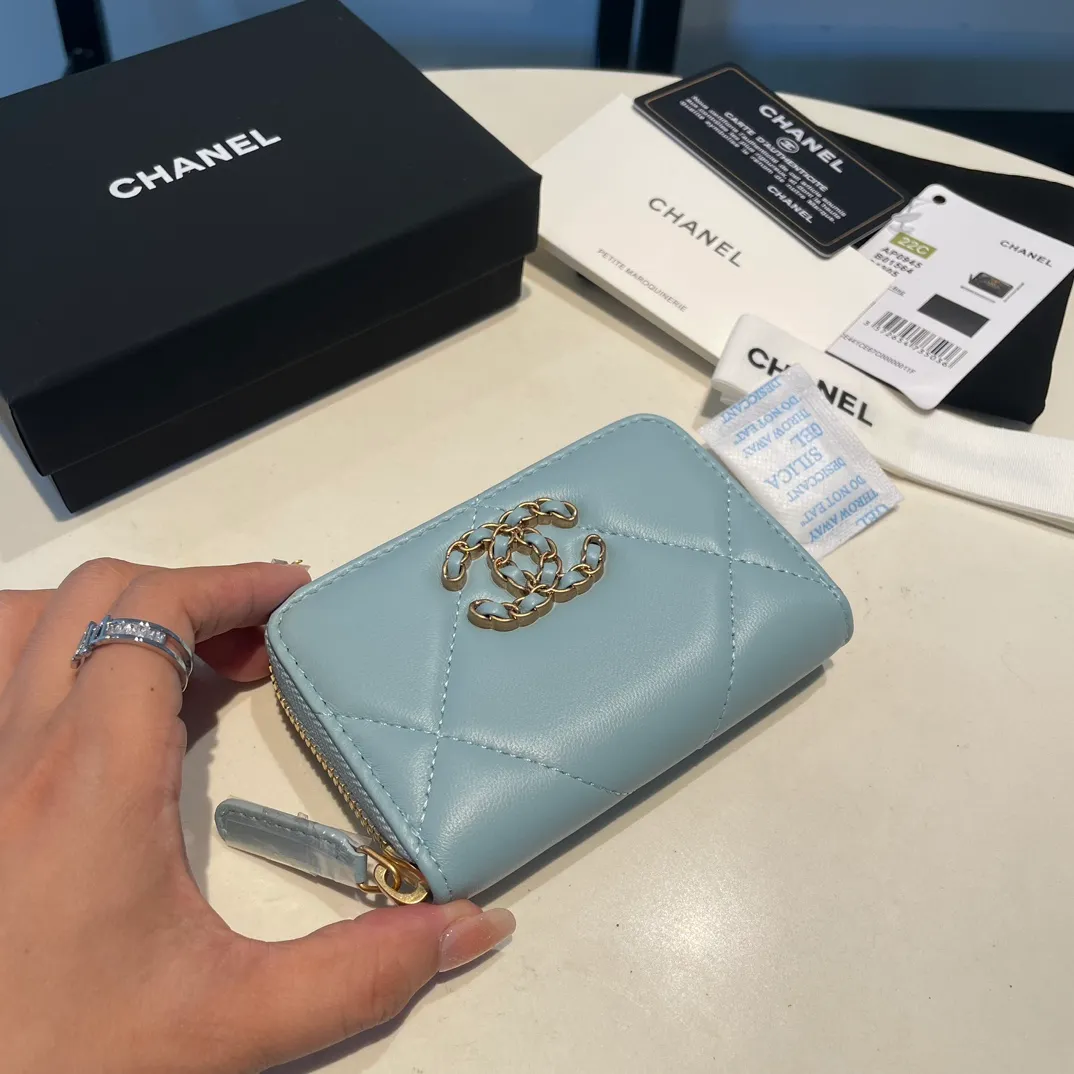 💰300😊 Upgraded version💋🆕 Ohanel new color🆕The latest zipper card holder, the texture of goatskin is invincible 😼The 19 series mainly promoted this season is the big rhombus, with a strong retro style👝Is there anyone who wants to buy each color🧸 The logo is eye-catching and unique, the goatskin has a light luster, and the temperament instantly ups and downs❣The fashionable style and style are also jointly created by Karl and Viard. The first series launched by the new artistic director will be a key recommendation of the brand from this year to next year, conveying the essence of the brand, with a full set of packaging 0945🍃size: 11.5*8cm