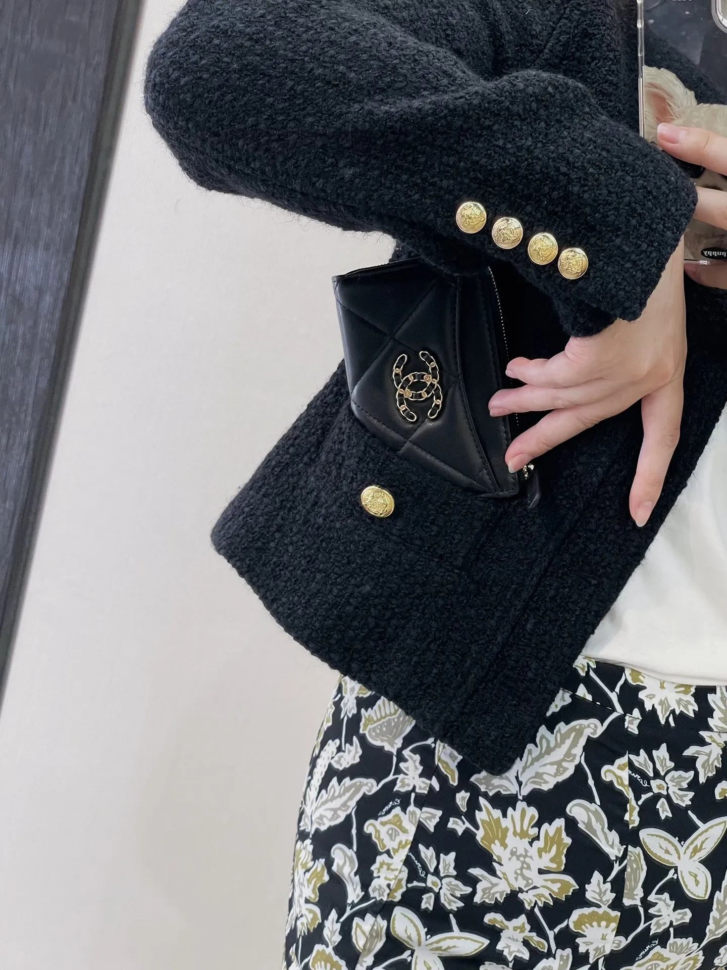 3176 Actual shot of black chain double logo upper body picture