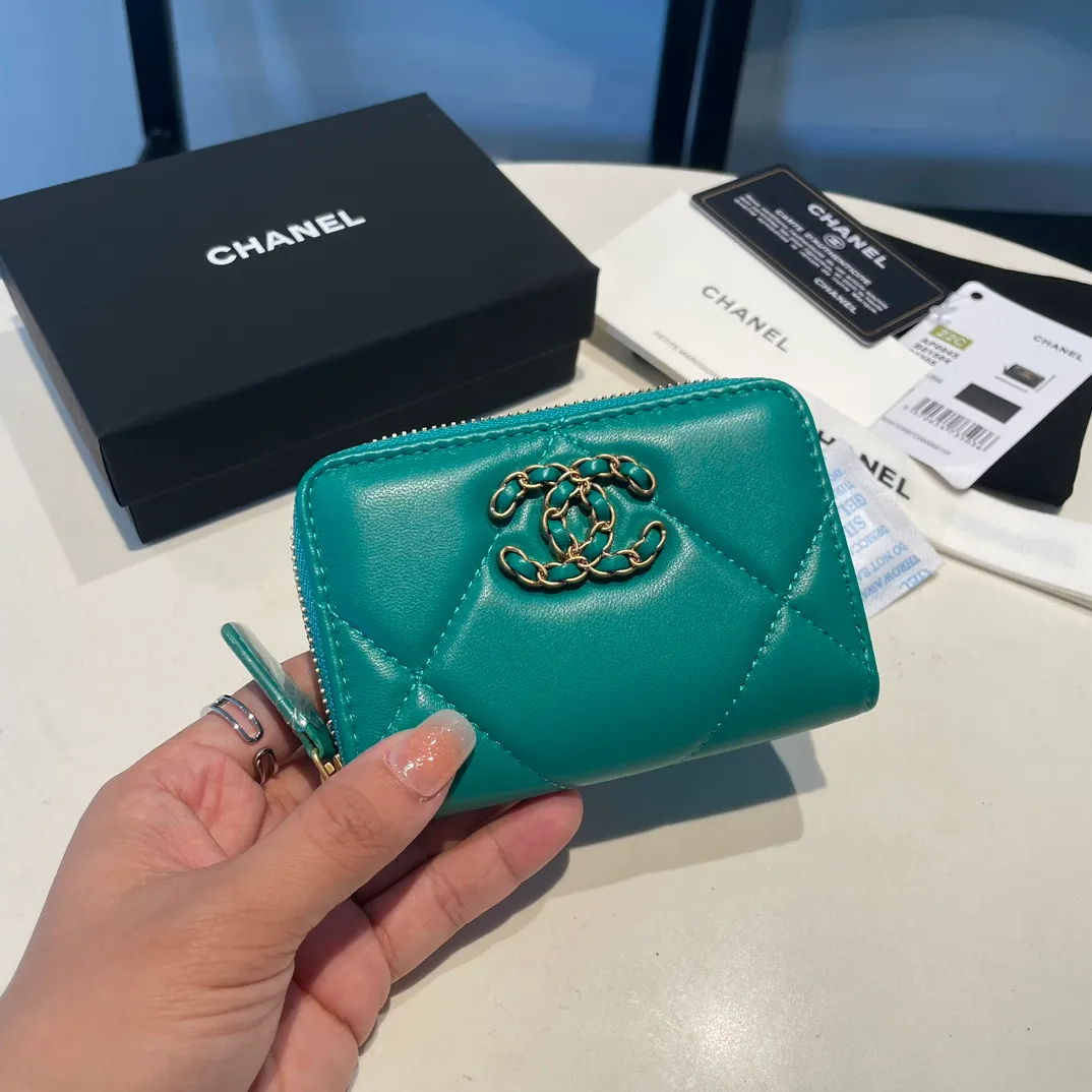 💰300😊 Upgraded version💋🆕 Ohanel new color🆕The latest zipper card holder, the texture of goatskin is invincible 😼The 19 series mainly promoted this season is the big rhombus, with a strong retro style👝Is there anyone who wants to buy each color🧸 The logo is eye-catching and unique, the goatskin has a light luster, and the temperament instantly ups and downs❣The fashionable style and style are also jointly created by Karl and Viard. The first series launched by the new artistic director will be a key recommendation of the brand from this year to next year, conveying the essence of the brand, with a full set of packaging 0945🍃size: 11.5*8cm