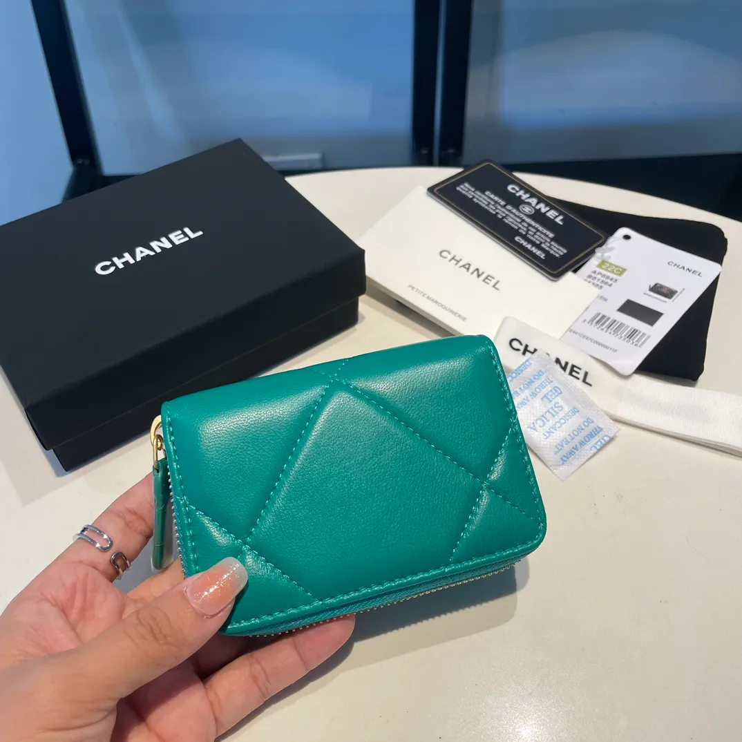 💰300😊 Upgraded version💋🆕 Ohanel new color🆕The latest zipper card holder, the texture of goatskin is invincible 😼The 19 series mainly promoted this season is the big rhombus, with a strong retro style👝Is there anyone who wants to buy each color🧸 The logo is eye-catching and unique, the goatskin has a light luster, and the temperament instantly ups and downs❣The fashionable style and style are also jointly created by Karl and Viard. The first series launched by the new artistic director will be a key recommendation of the brand from this year to next year, conveying the essence of the brand, with a full set of packaging 0945🍃size: 11.5*8cm