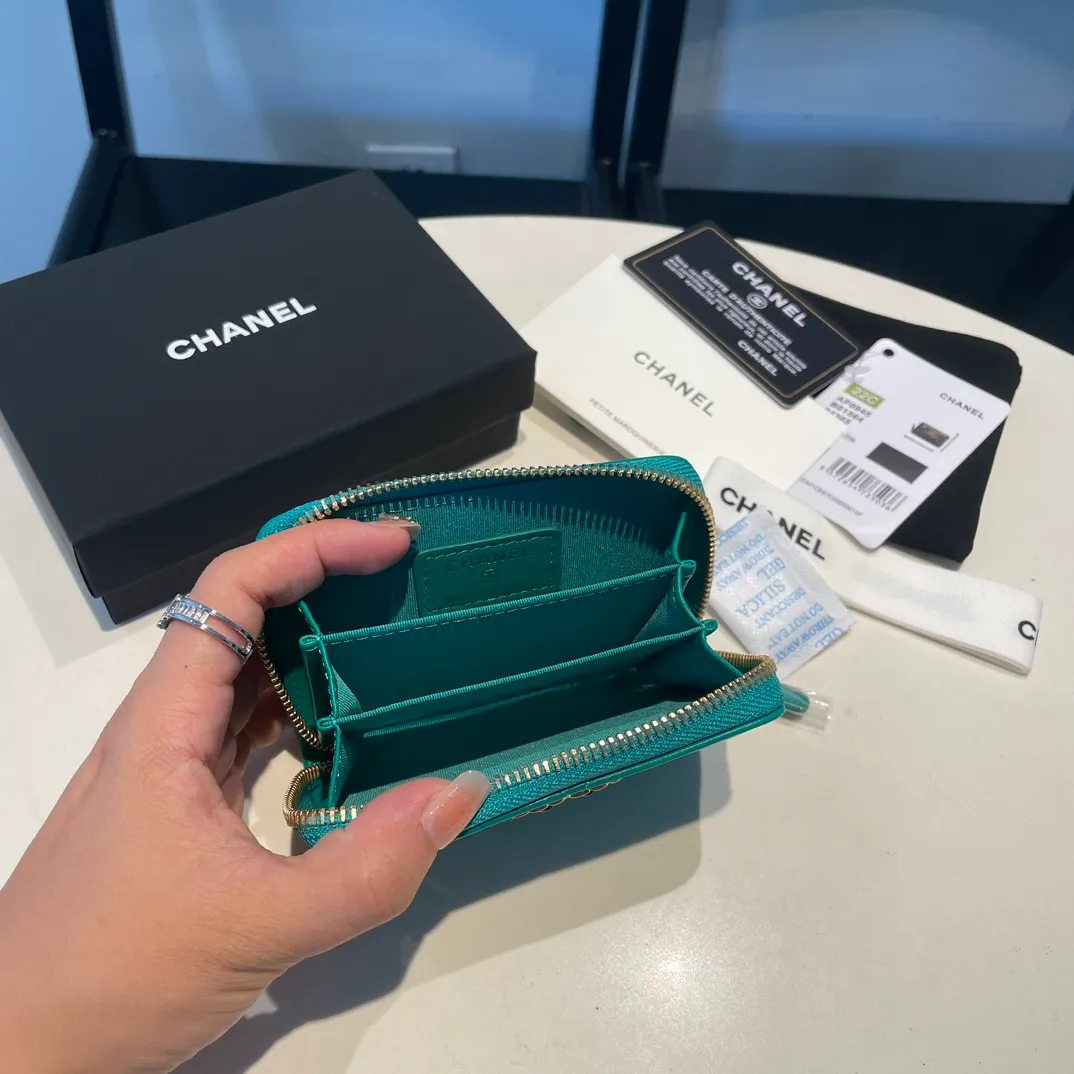 💰300😊 Upgraded version💋🆕 Ohanel new color🆕The latest zipper card holder, the texture of goatskin is invincible 😼The 19 series mainly promoted this season is the big rhombus, with a strong retro style👝Is there anyone who wants to buy each color🧸 The logo is eye-catching and unique, the goatskin has a light luster, and the temperament instantly ups and downs❣The fashionable style and style are also jointly created by Karl and Viard. The first series launched by the new artistic director will be a key recommendation of the brand from this year to next year, conveying the essence of the brand, with a full set of packaging 0945🍃size: 11.5*8cm
