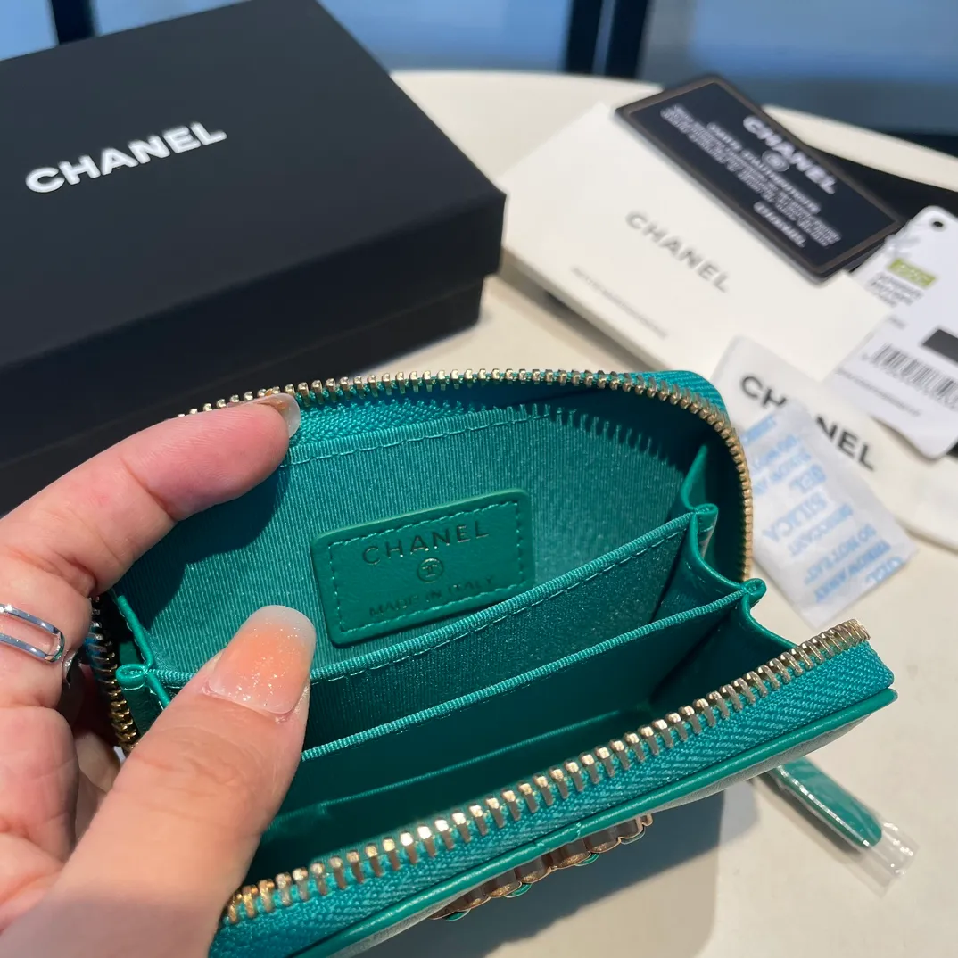 💰300😊 Upgraded version💋🆕 Ohanel new color🆕The latest zipper card holder, the texture of goatskin is invincible 😼The 19 series mainly promoted this season is the big rhombus, with a strong retro style👝Is there anyone who wants to buy each color🧸 The logo is eye-catching and unique, the goatskin has a light luster, and the temperament instantly ups and downs❣The fashionable style and style are also jointly created by Karl and Viard. The first series launched by the new artistic director will be a key recommendation of the brand from this year to next year, conveying the essence of the brand, with a full set of packaging 0945🍃size: 11.5*8cm