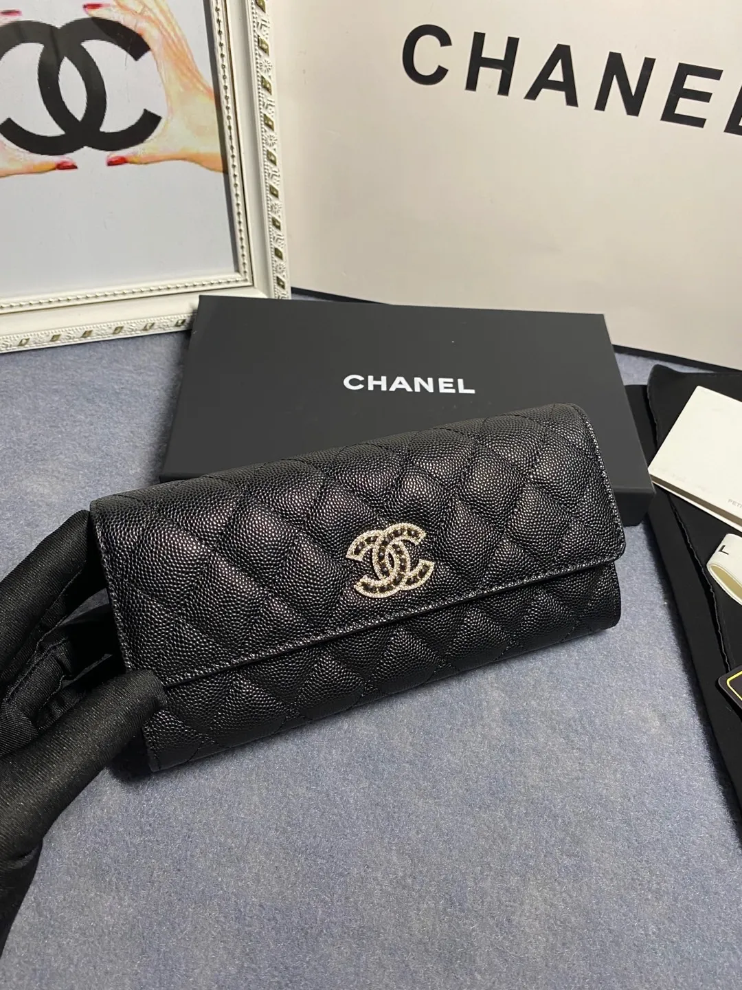 22 new styles. CHANEL. The two-fold wallet with long clip flap has arrived❤️First-layer cowhide with new luogo, the same design surrounded by diamonds on the side of the leather❤️The details are so beautiful❤️Model number Ap5480B size 10*19.5*2.5cm. 💰560