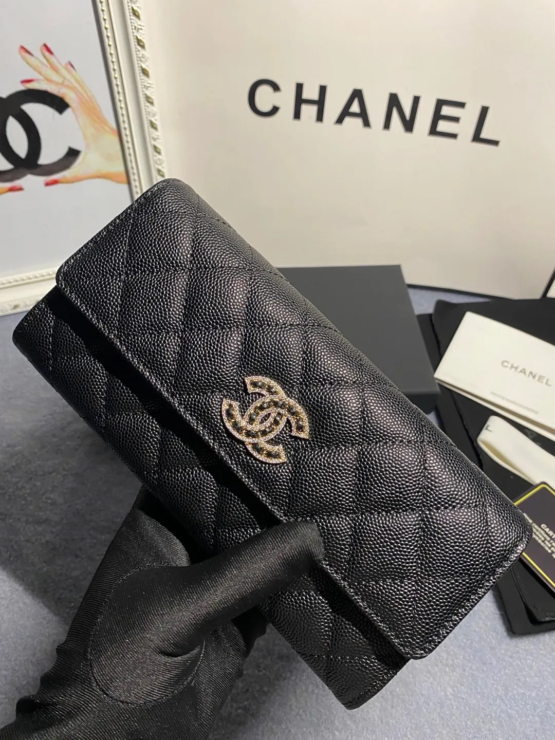 22 new styles. CHANEL. The two-fold wallet with long clip flap has arrived❤️First-layer cowhide with new luogo, the same design surrounded by diamonds on the side of the leather❤️The details are so beautiful❤️Model number Ap5480B size 10*19.5*2.5cm. 💰560