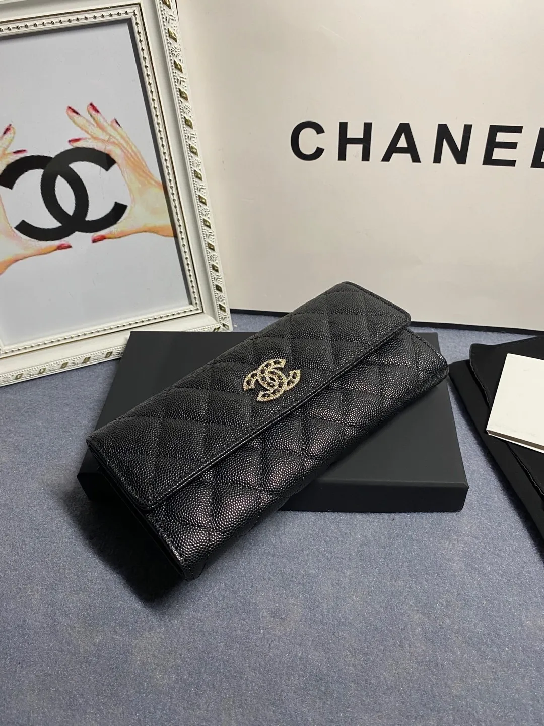 22 new styles. CHANEL. The two-fold wallet with long clip flap has arrived❤️First-layer cowhide with new luogo, the same design surrounded by diamonds on the side of the leather❤️The details are so beautiful❤️Model number Ap5480B size 10*19.5*2.5cm. 💰560