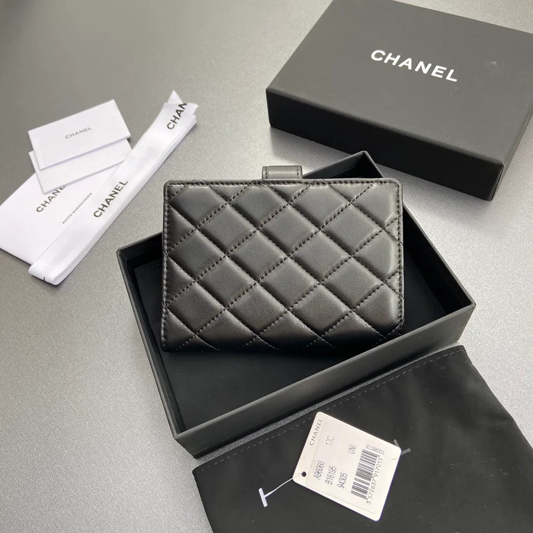 [Special grade hardware original leather] 440 Xiaoxiang Passport Holder Series Quilted with iconic metal logo Silver tone metal hardware, special Italian imported leather 4 card slots, 1 small zipper bag, 1 banknote compartment, 1 passport holder card slot No.: 96066 Black Sheep Silver Size: w10×h14×d2cm
