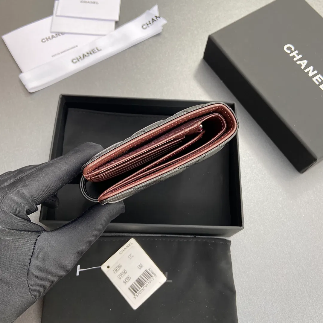 [Special grade hardware original leather] 440 Xiaoxiang Passport Holder Series Quilted with iconic metal logo Silver tone metal hardware, special Italian imported leather 4 card slots, 1 small zipper bag, 1 banknote compartment, 1 passport holder card slot No.: 96066 Black Sheep Silver Size: w10×h14×d2cm