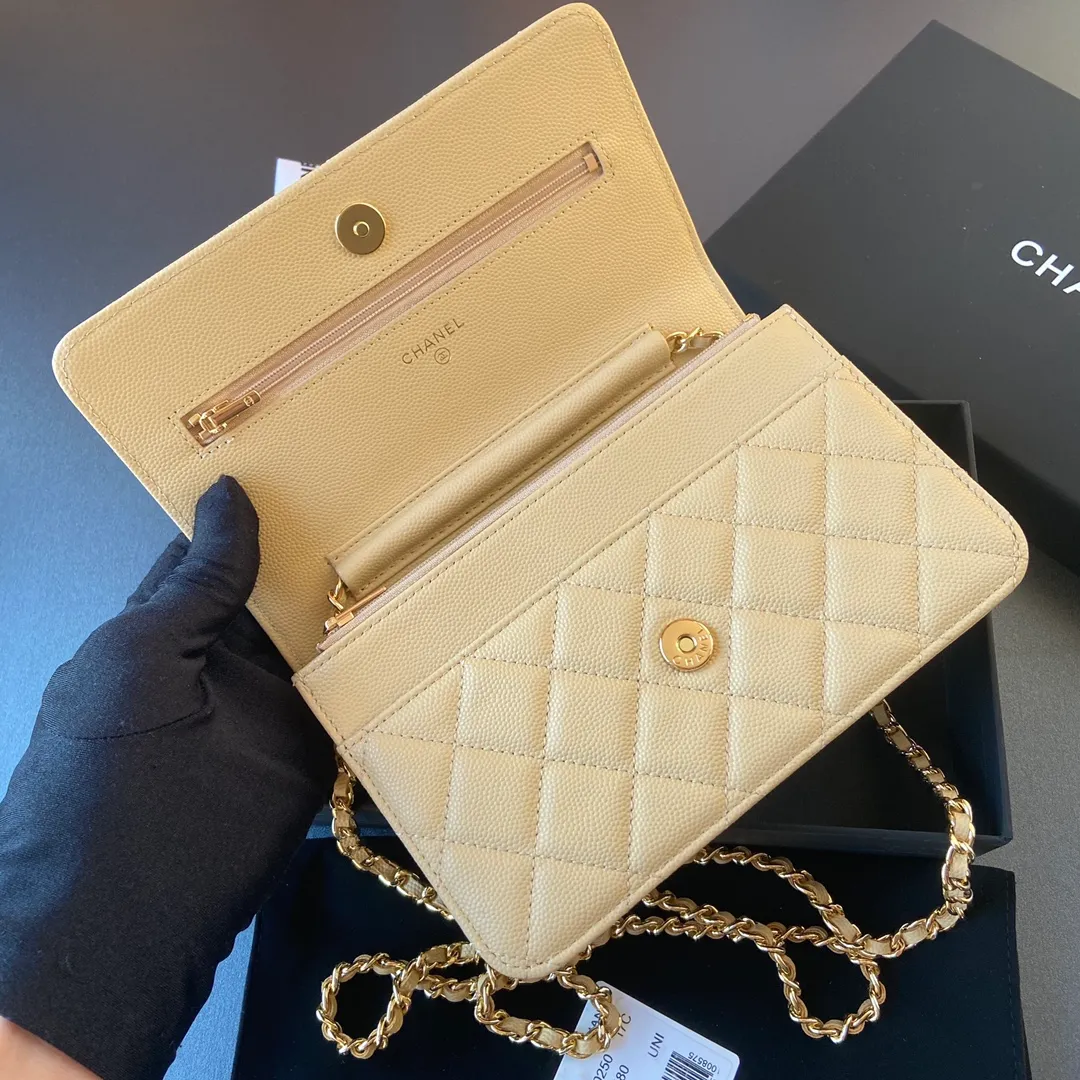 Xiaoxiang imported Italian grained calfskin Item No.: A0250 💰: 640 Size: w20×h13×d3.5cm Color: Yellow fine-grained gold steel mark