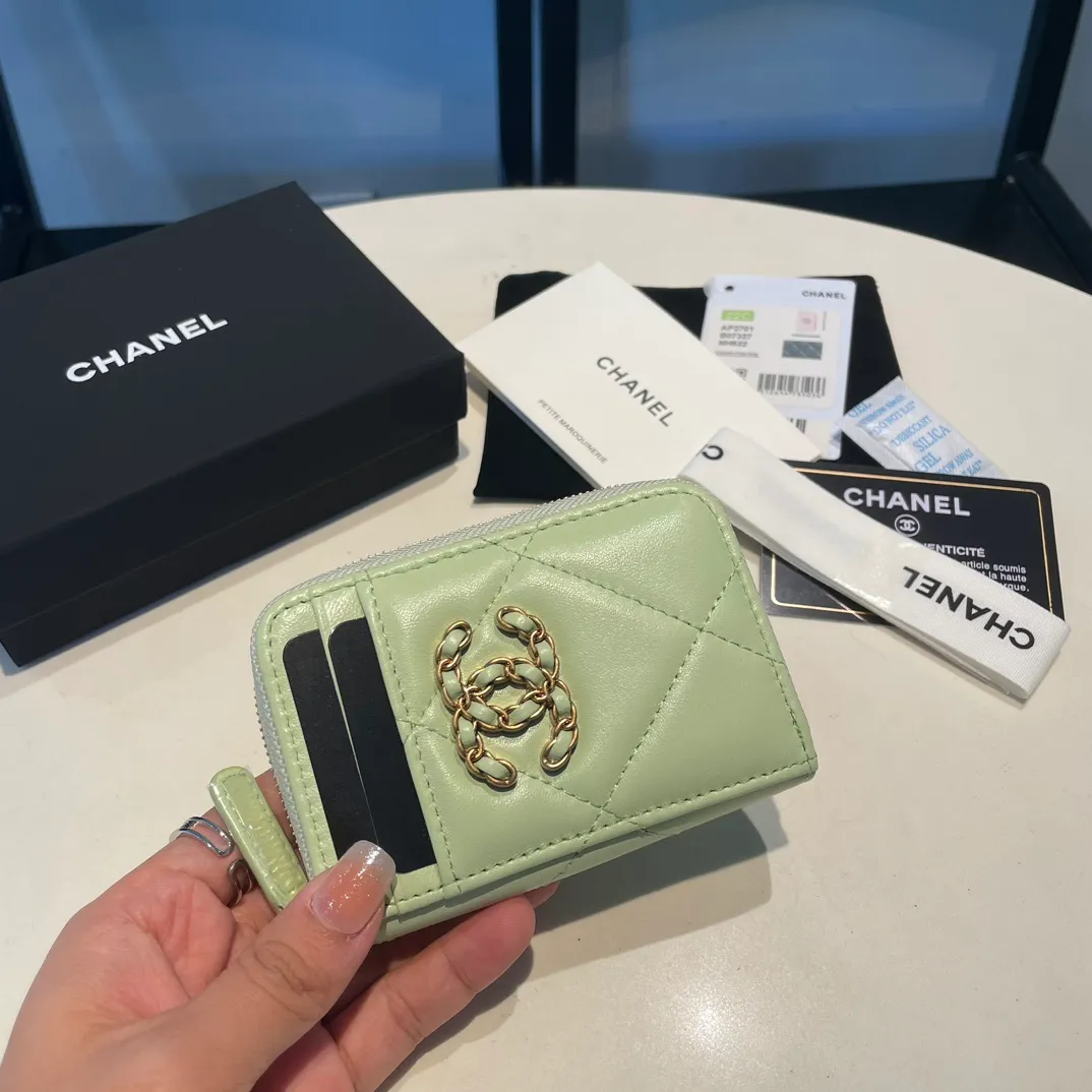 💰320😊Upgraded version💋🆕Ohanel new color🆕The latest zipper card holder with multiple card slots. The texture of goatskin is unparalleled. 😼The 19 series that is mainly recommended this season is a big rhombus with a strong retro style. I want to buy every color🧸 The logo is eye-catching and unique, the goatskin has a faint luster, and the temperament instantly ups and downs❣The fashionable style and style are also jointly created by Karl and Viard. The first series launched by the new artistic director will be a key recommendation of the brand from this year to next year, conveying the essence of the brand, with a full set of packaging 2701🍃size: 7.5*11cm