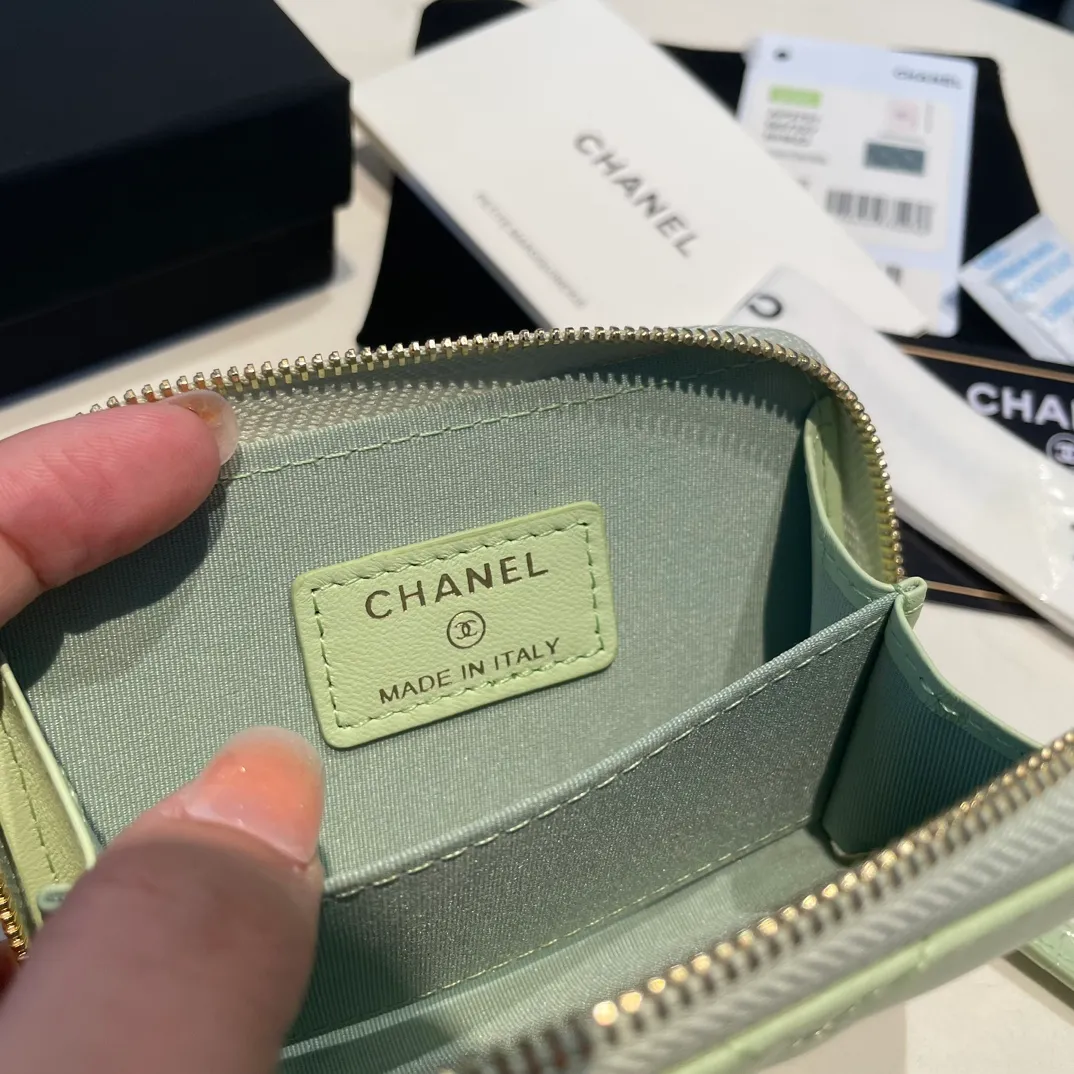💰320😊Upgraded version💋🆕Ohanel new color🆕The latest zipper card holder with multiple card slots. The texture of goatskin is unparalleled. 😼The 19 series that is mainly recommended this season is a big rhombus with a strong retro style. I want to buy every color🧸 The logo is eye-catching and unique, the goatskin has a faint luster, and the temperament instantly ups and downs❣The fashionable style and style are also jointly created by Karl and Viard. The first series launched by the new artistic director will be a key recommendation of the brand from this year to next year, conveying the essence of the brand, with a full set of packaging 2701🍃size: 7.5*11cm