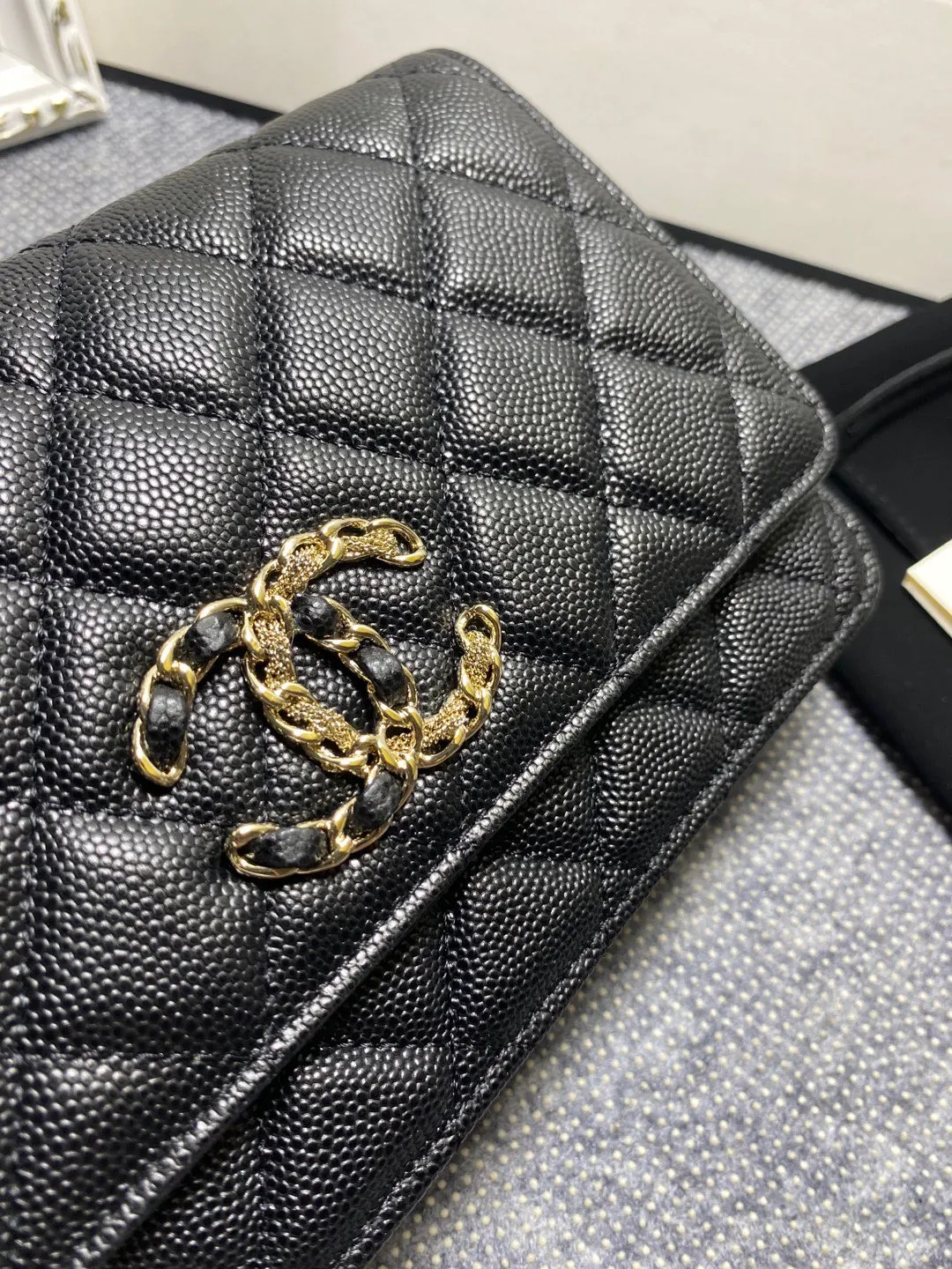 The hot model Chane AP3588 2020 new imported cowhide fine ball pattern woc loves it so much! At first glance, you can tell that the logo is larger than the classic model. Half of it is made of leather and half of it is made of gold chain. It is very delicate. Don’t worry about the capacity. It can fit everything. Size 19cm💰800